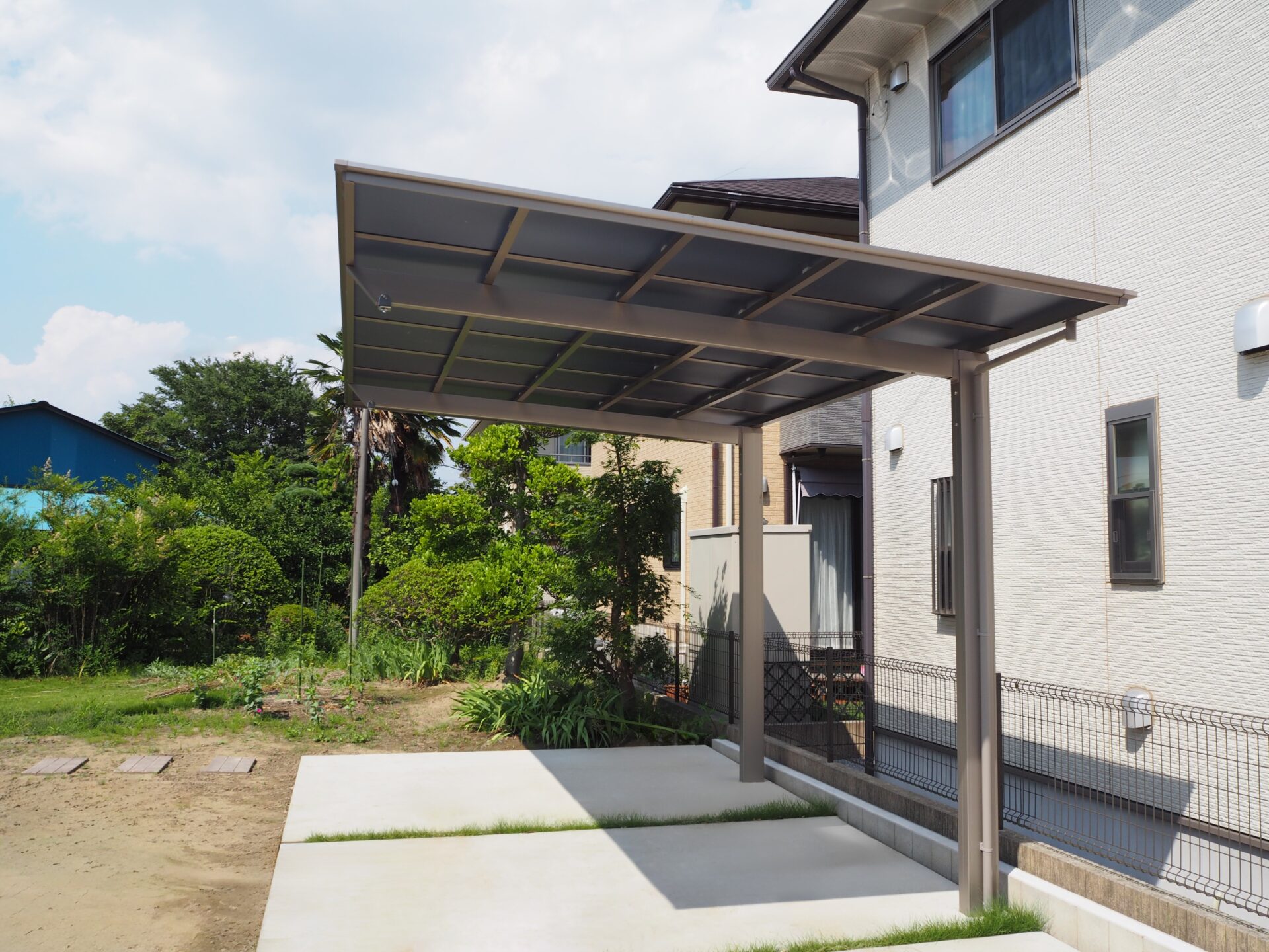 熊谷市　リゾート風の素敵な塗り壁門柱がある外構のカーポート