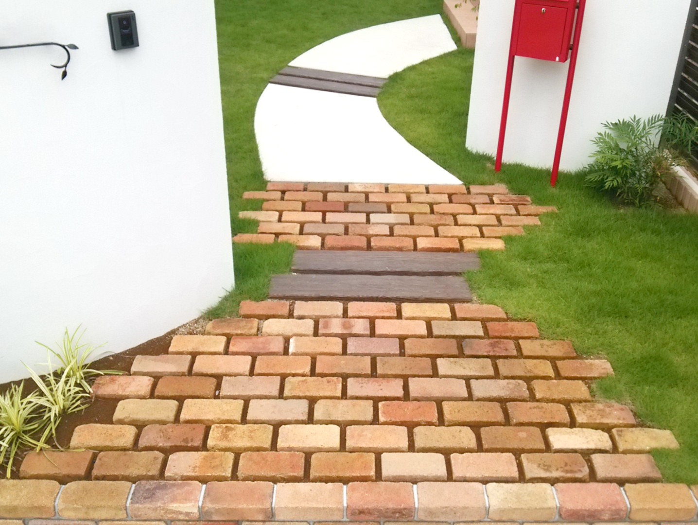 熊谷市　2枚の塗壁とレンガ敷きのアプローチが印象的なナチュラル外構のアプローチレンガ