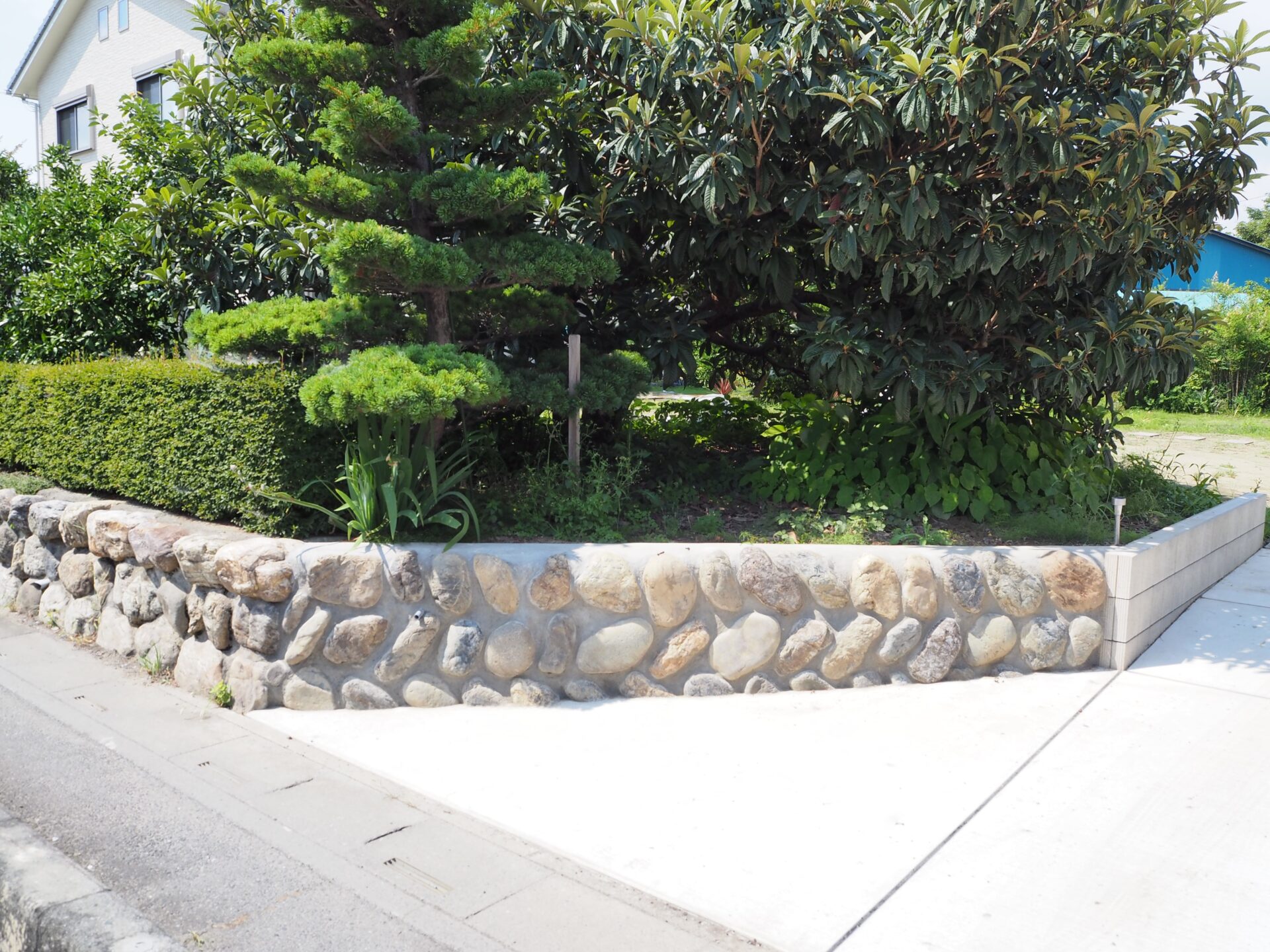 熊谷市　リゾート風の素敵な塗り壁門柱がある外構の土留め