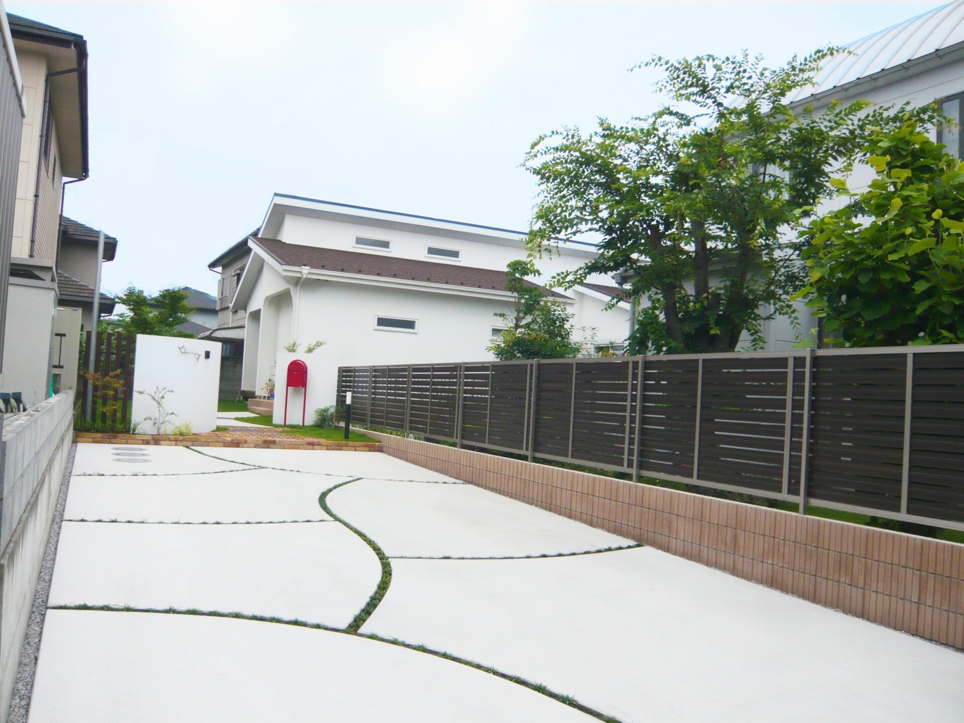 熊谷市　2枚の塗壁とレンガ敷きのアプローチが印象的なナチュラル外構の駐車スペース