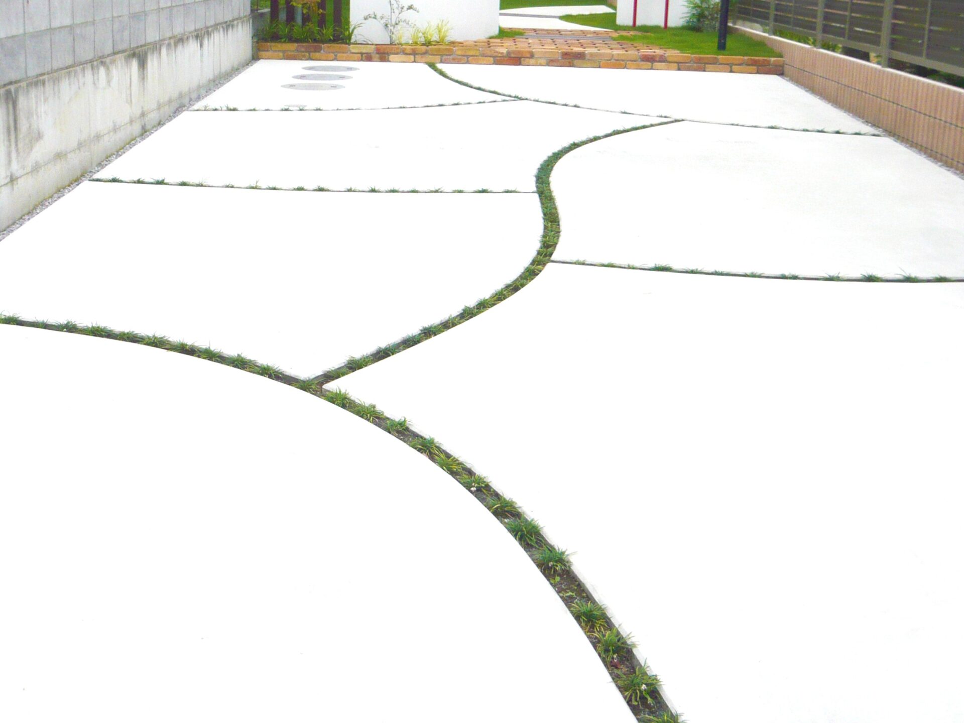 熊谷市　2枚の塗壁とレンガ敷きのアプローチが印象的なナチュラル外構の駐車場デザイン