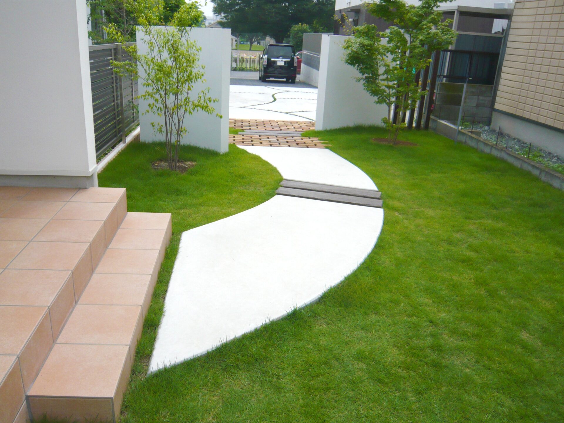 熊谷市　2枚の塗壁とレンガ敷きのアプローチが印象的なナチュラル外構のコンクリートアプローチ