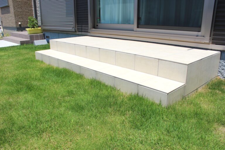 鴻巣市　あらゆるシーンで便利なMLタイルのステップデッキ