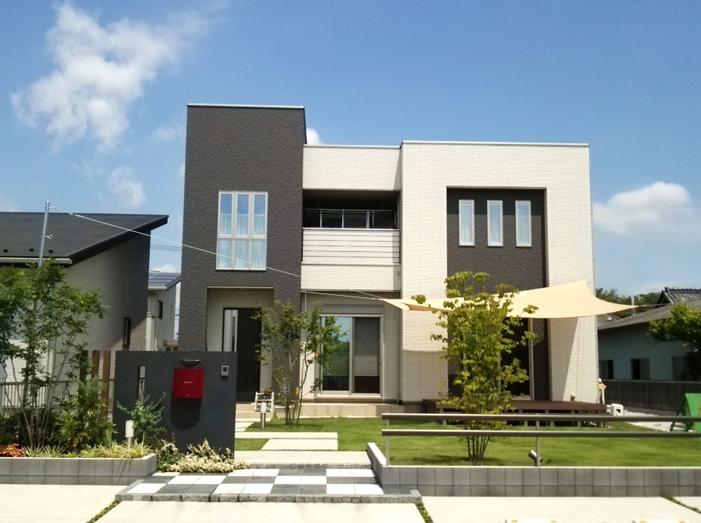 熊谷市　シンプルモダンな建物に調和した遊び心のあるオープン外構