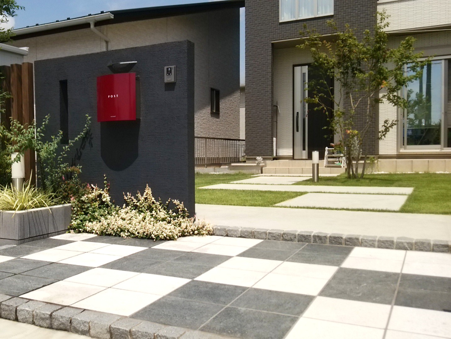 熊谷市のシンプル且つ個性的な新築外構の玄関先