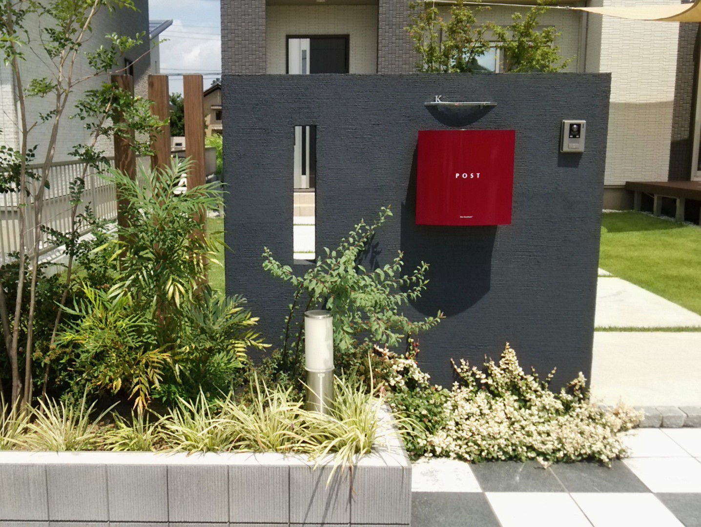 熊谷市のシンプル且つ個性的な新築外構の門柱