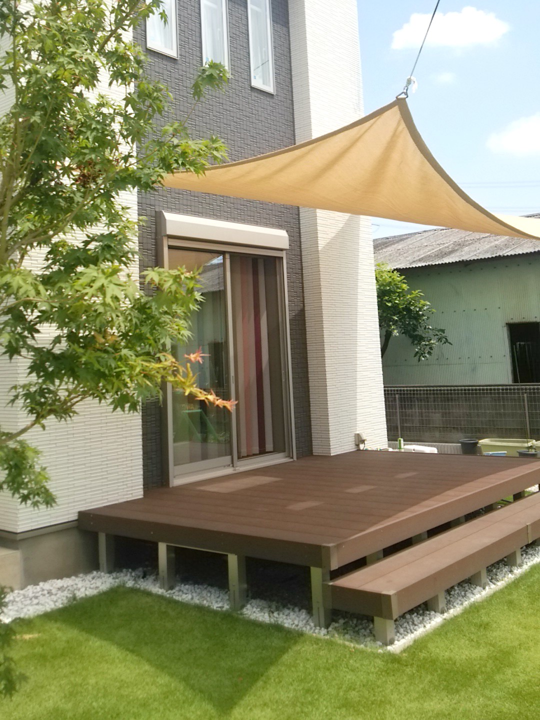 熊谷市のシンプル且つ個性的な新築外構のデッキテラス