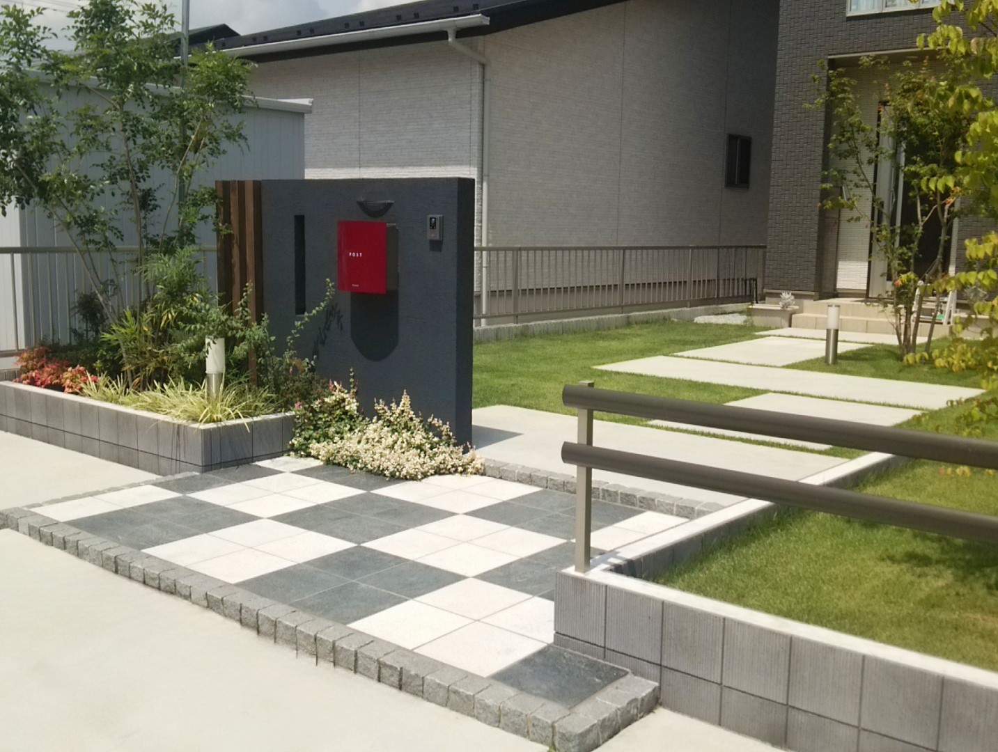 熊谷市のシンプル且つ個性的な新築外構のアプローチ