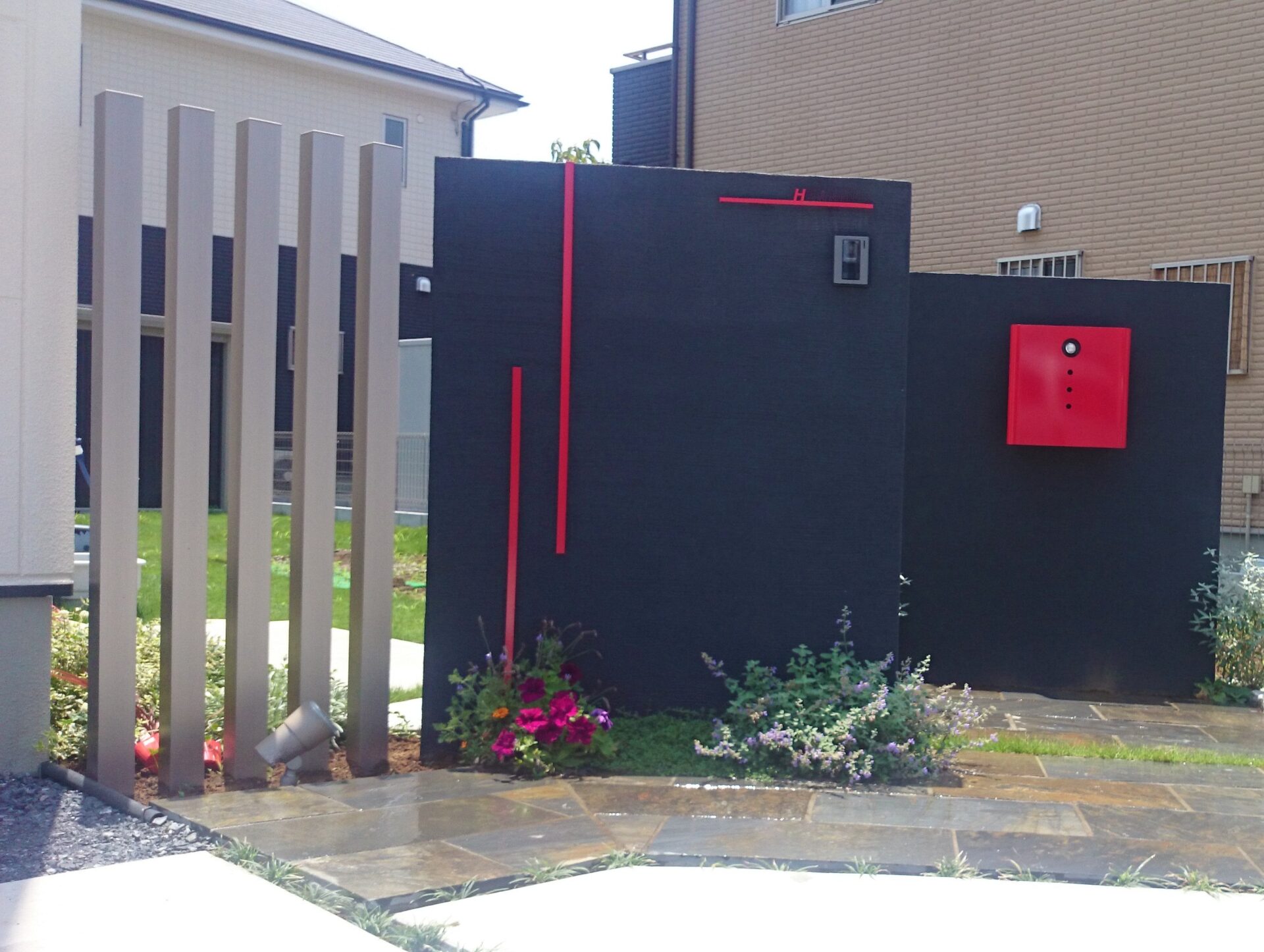 熊谷市　2枚の黒いウォールが目を引くスタイリッシュなオープン外構の門柱