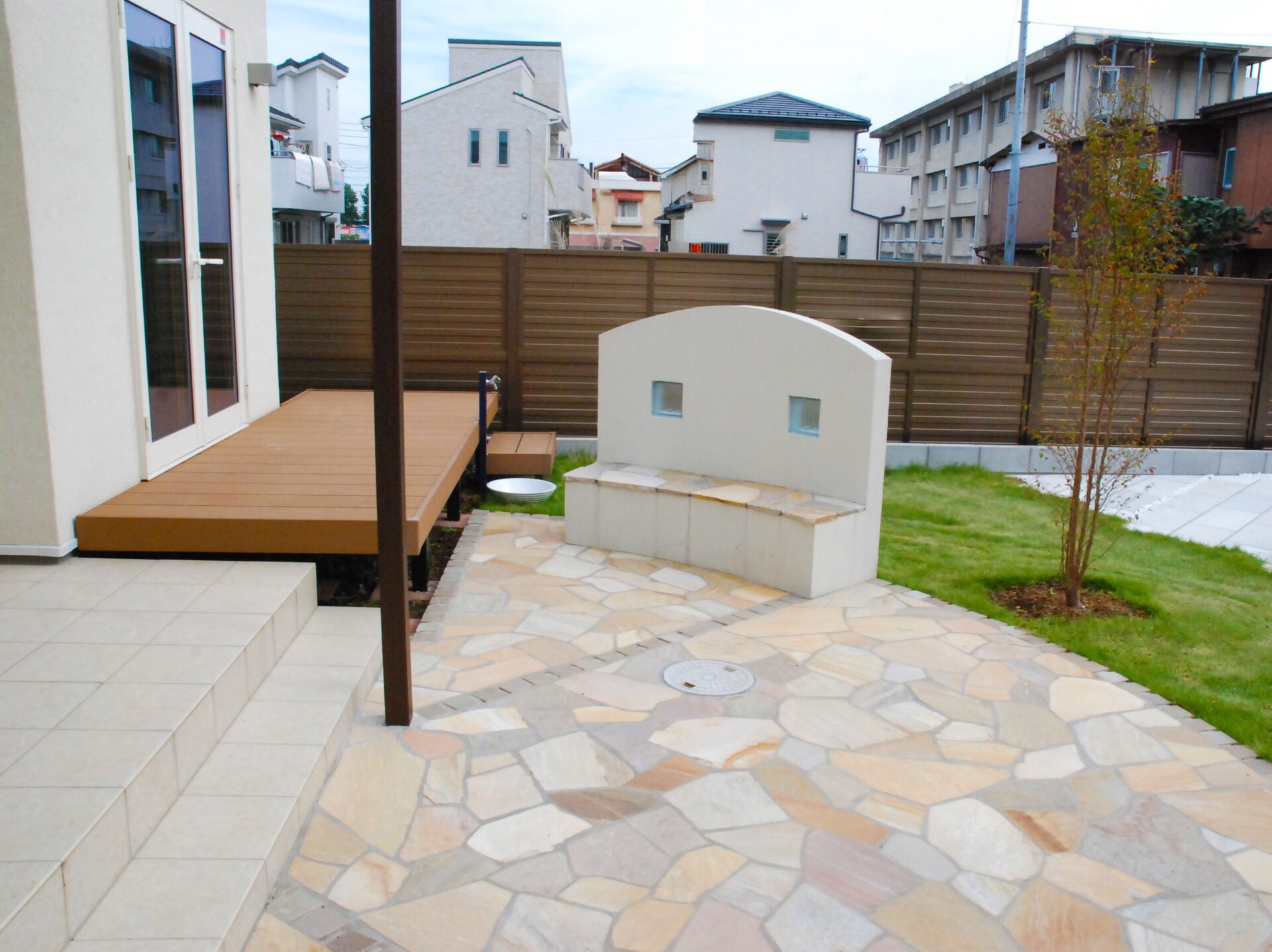 上尾市 和と洋のバランスが絶妙なプライベートガーデンのテラスのベンチ