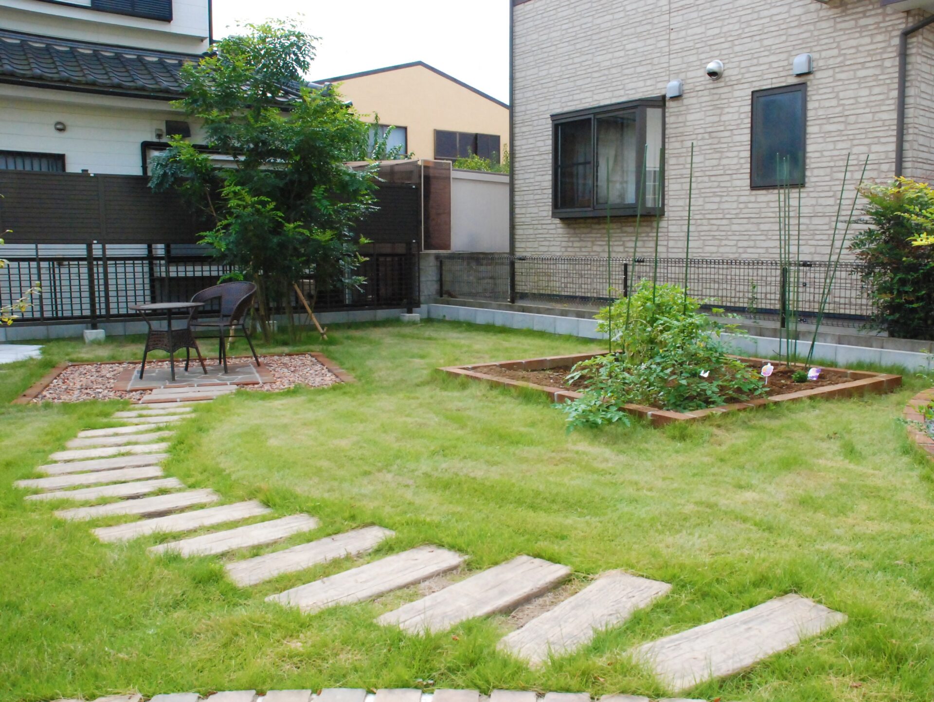 上尾市 和と洋のバランスが絶妙なプライベートガーデンのお庭のアプローチ
