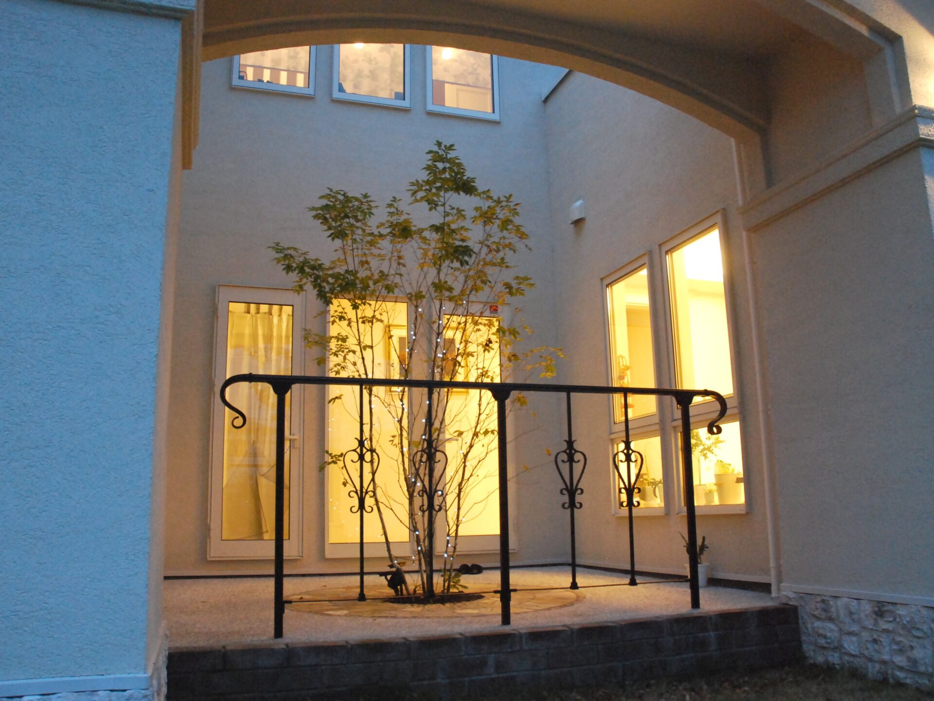 上尾市 和と洋のバランスが絶妙なプライベートガーデンの中庭のライティング