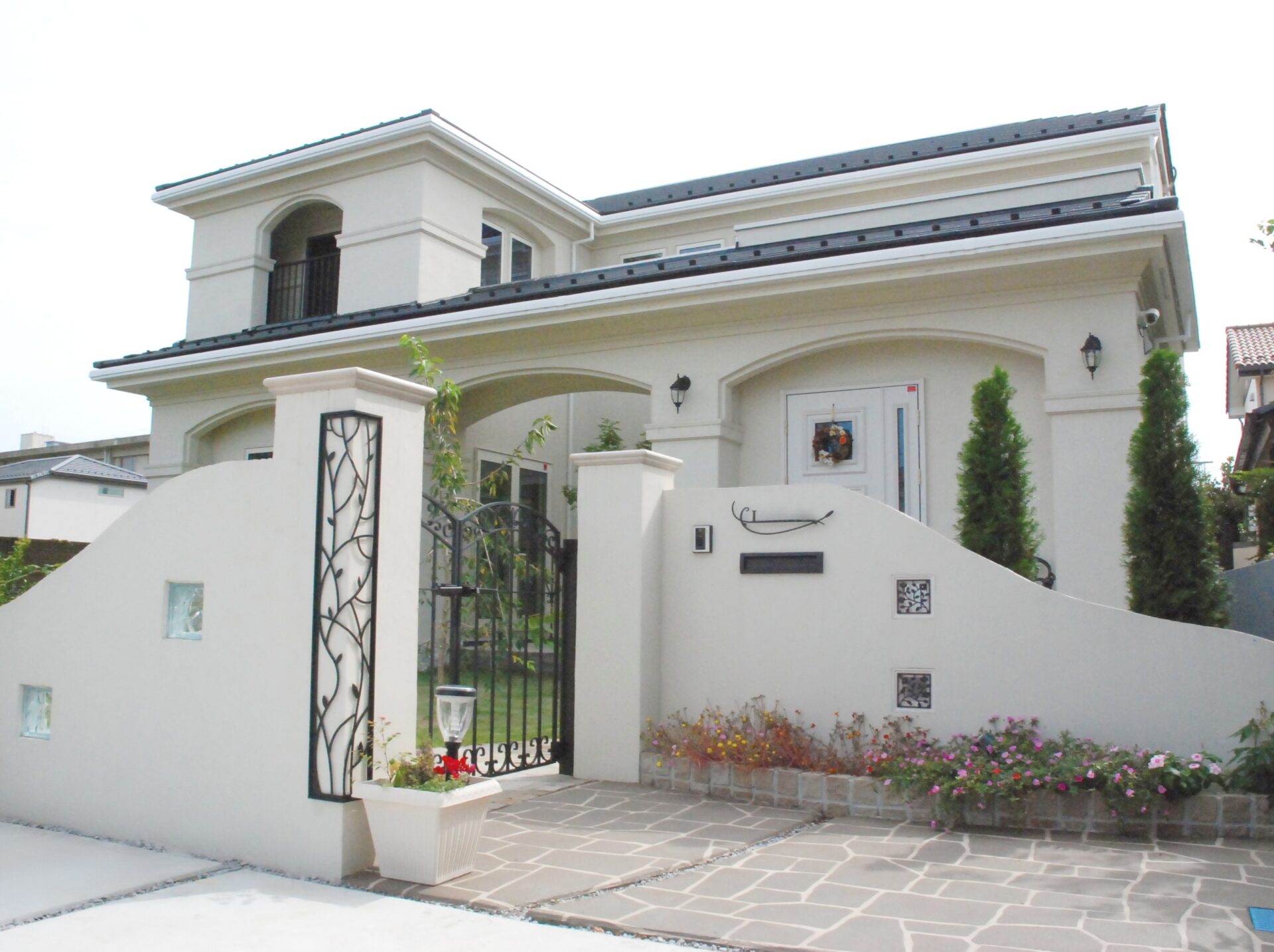 上尾市　和と洋のバランスが絶妙なプライベートガーデンの門まわり