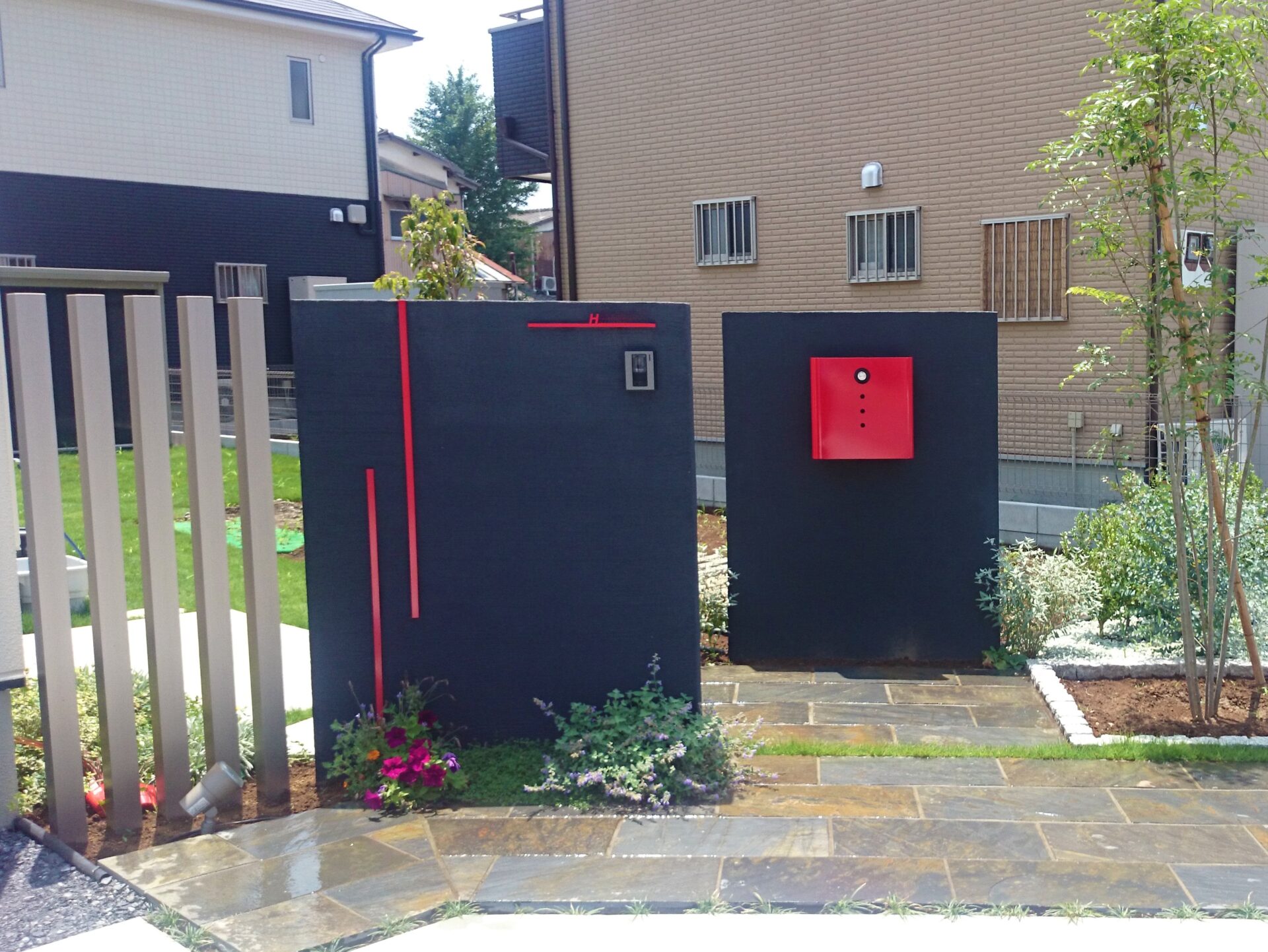 熊谷市　2枚の黒いウォールが目を引くスタイリッシュなオープン外構の門まわり