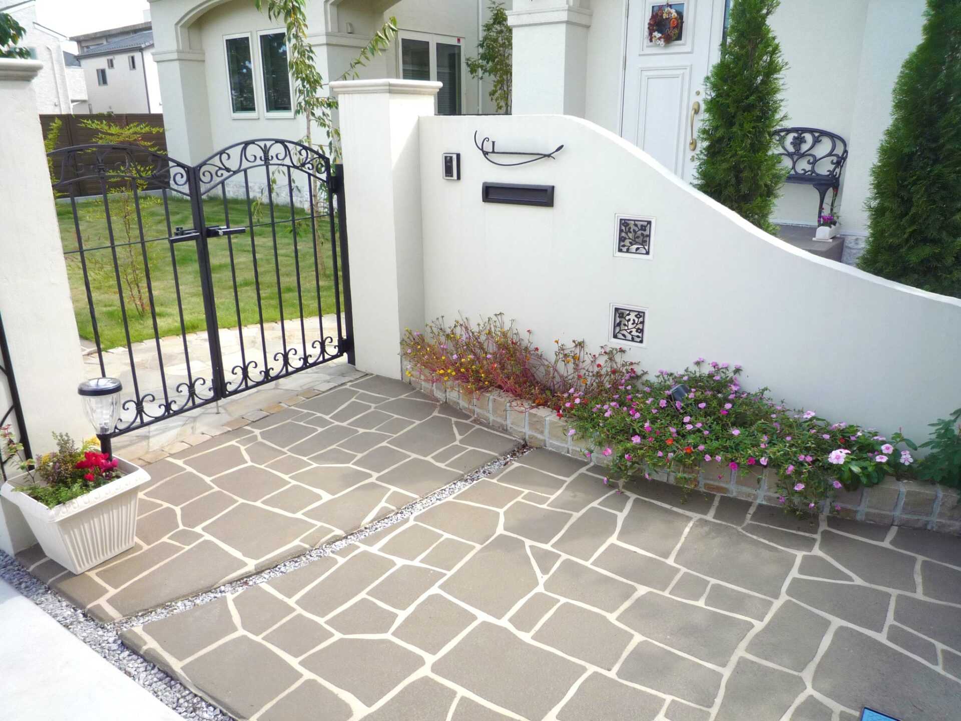 上尾市　和と洋のバランスが絶妙なプライベートガーデンの門前