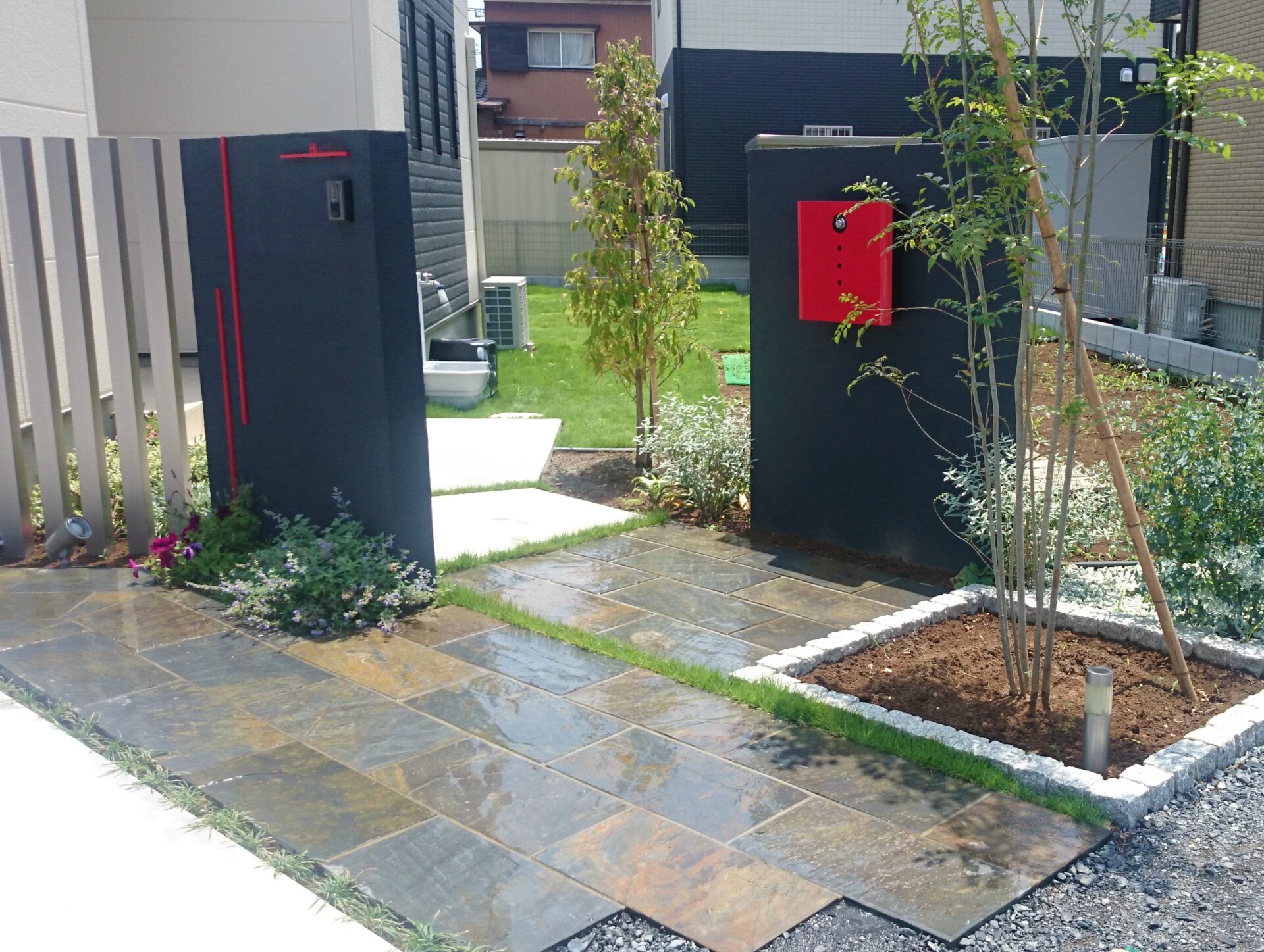 熊谷市　2枚の黒いウォールが目を引くスタイリッシュなオープン外構のアプローチ