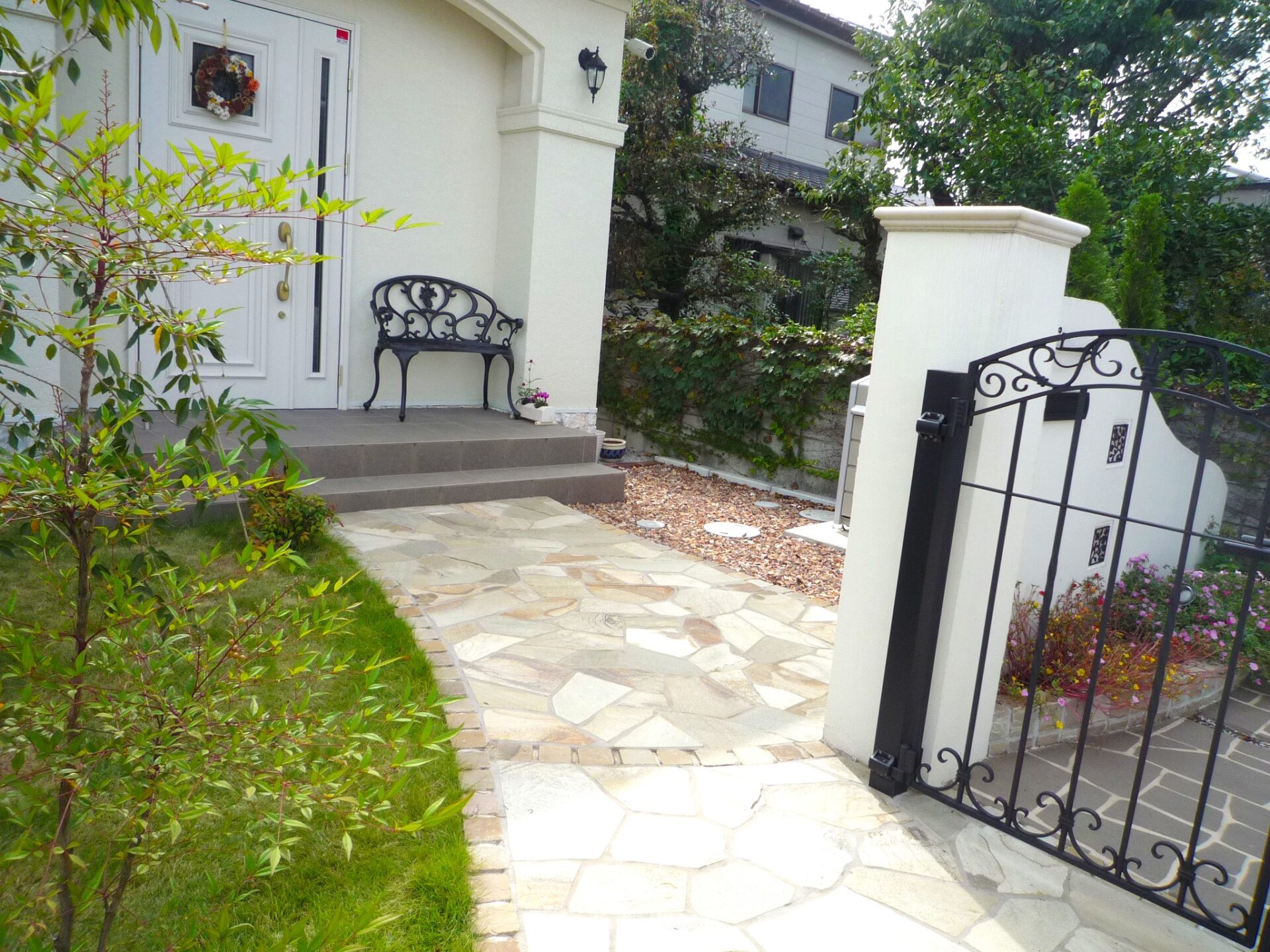 上尾市 和と洋のバランスが絶妙なプライベートガーデンのアプローチ