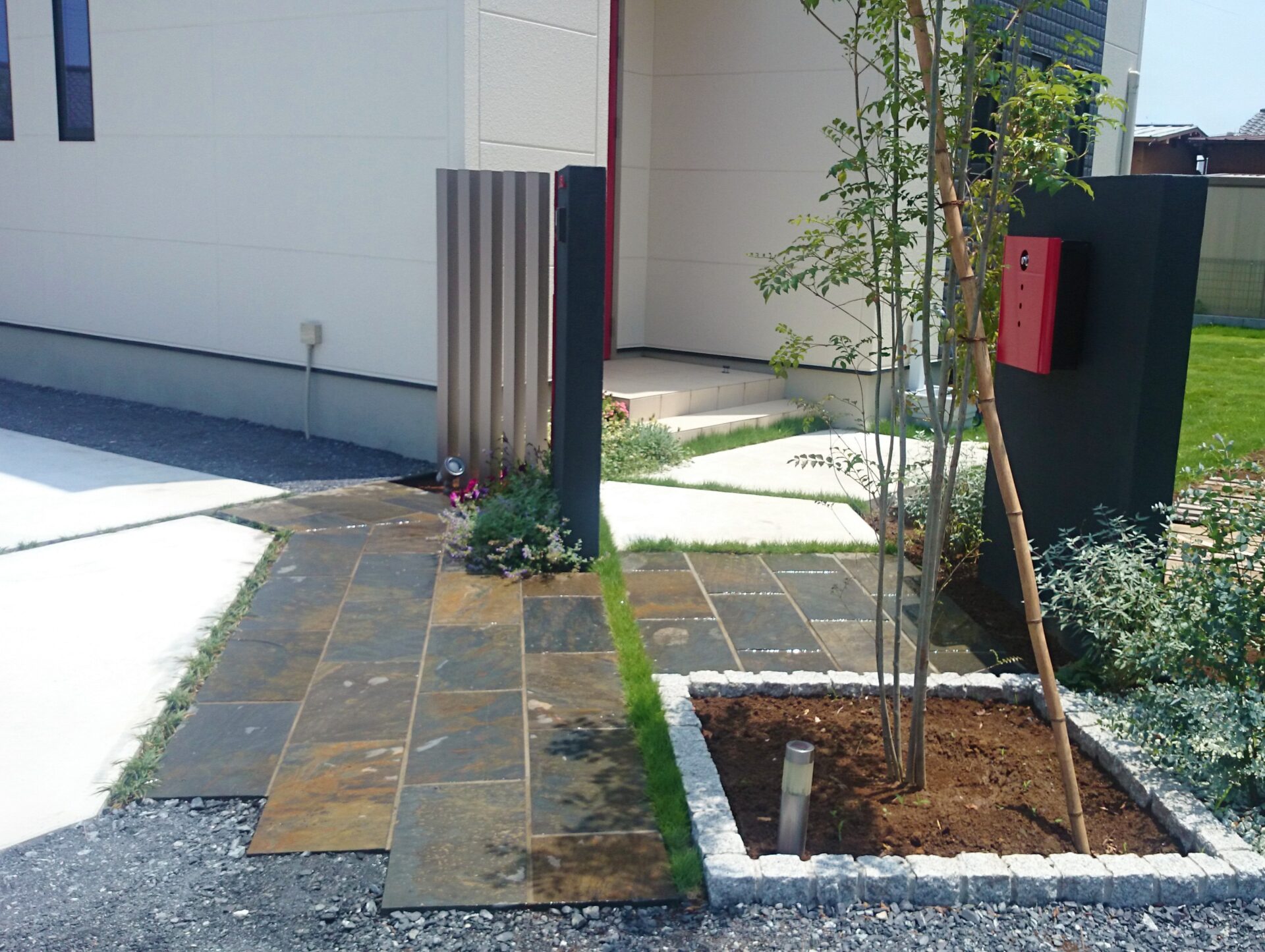 熊谷市　2枚の黒いウォールが目を引くスタイリッシュなオープン外構のアプローチ全体