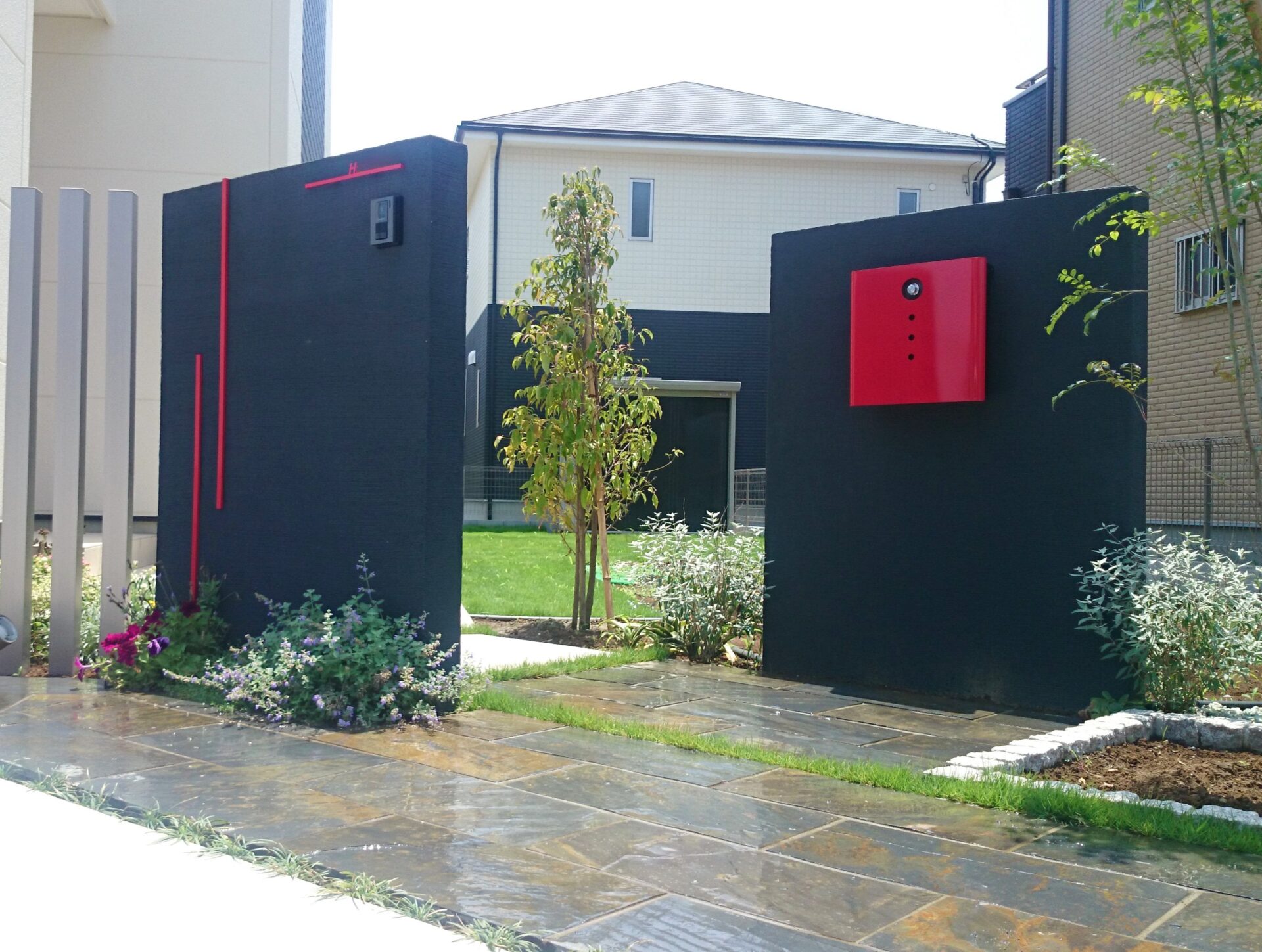 熊谷市　2枚の黒いウォールが目を引くスタイリッシュなオープン外構