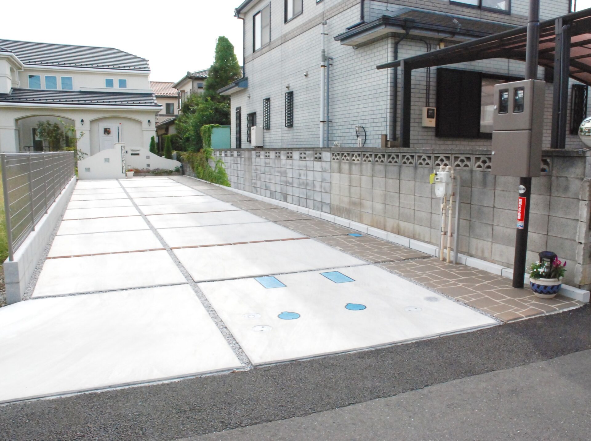 上尾市　和と洋のバランスが絶妙なプライベートガーデンの駐車スペース