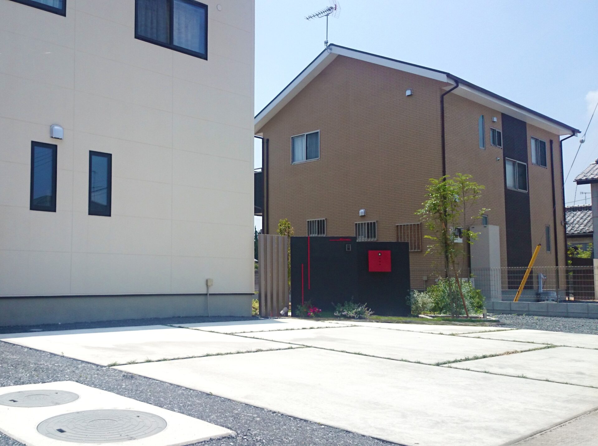 熊谷市　2枚の黒いウォールが目を引くスタイリッシュなオープン外構の車庫まわり