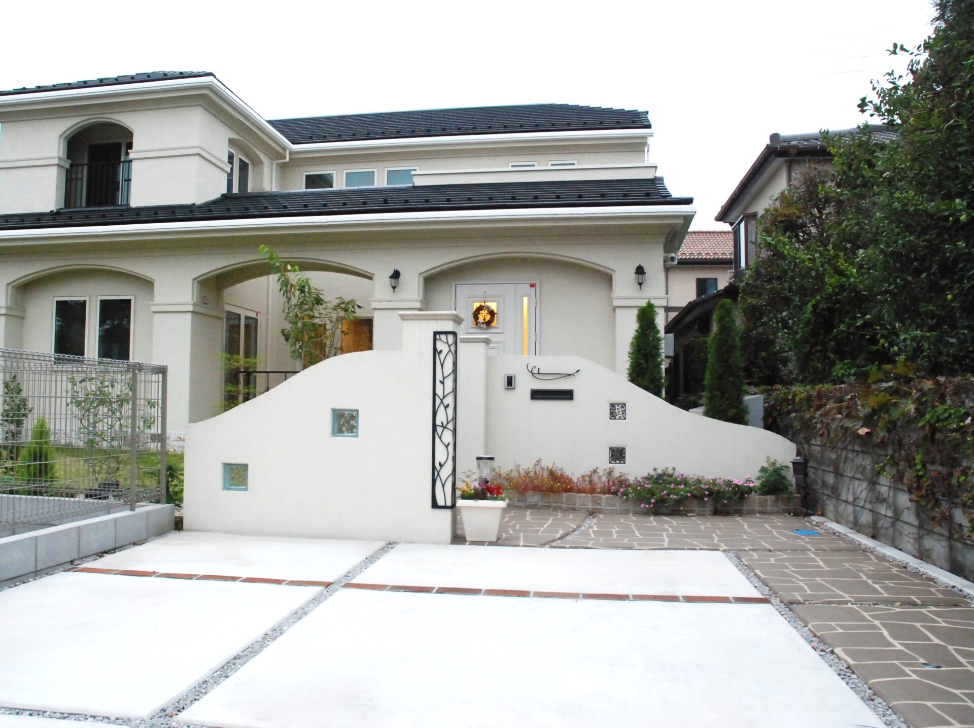 上尾市 和と洋のバランスが絶妙なプライベートガーデンの車庫まわり