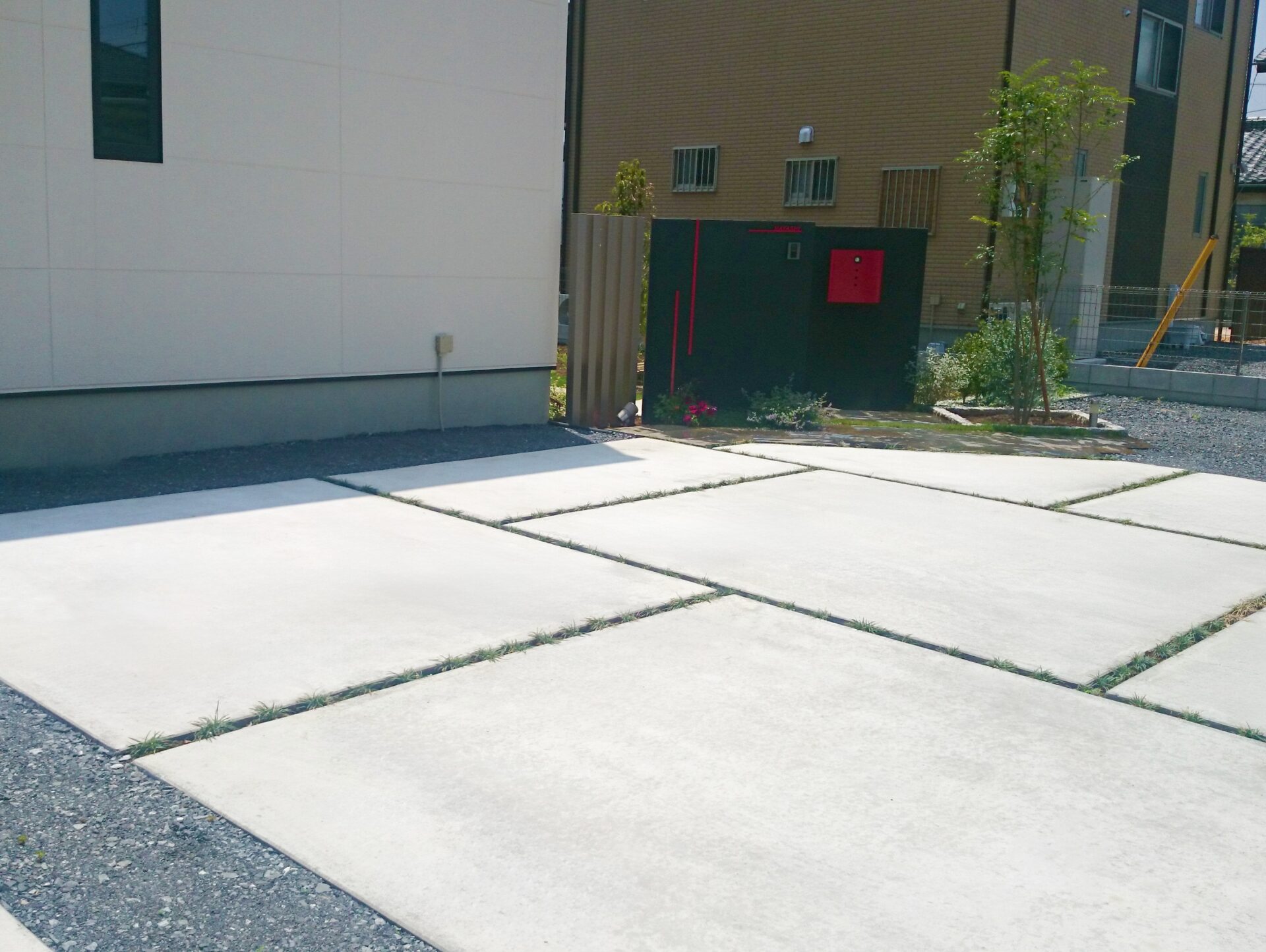 熊谷市　2枚の黒いウォールが目を引くスタイリッシュなオープン外構の駐車スペース