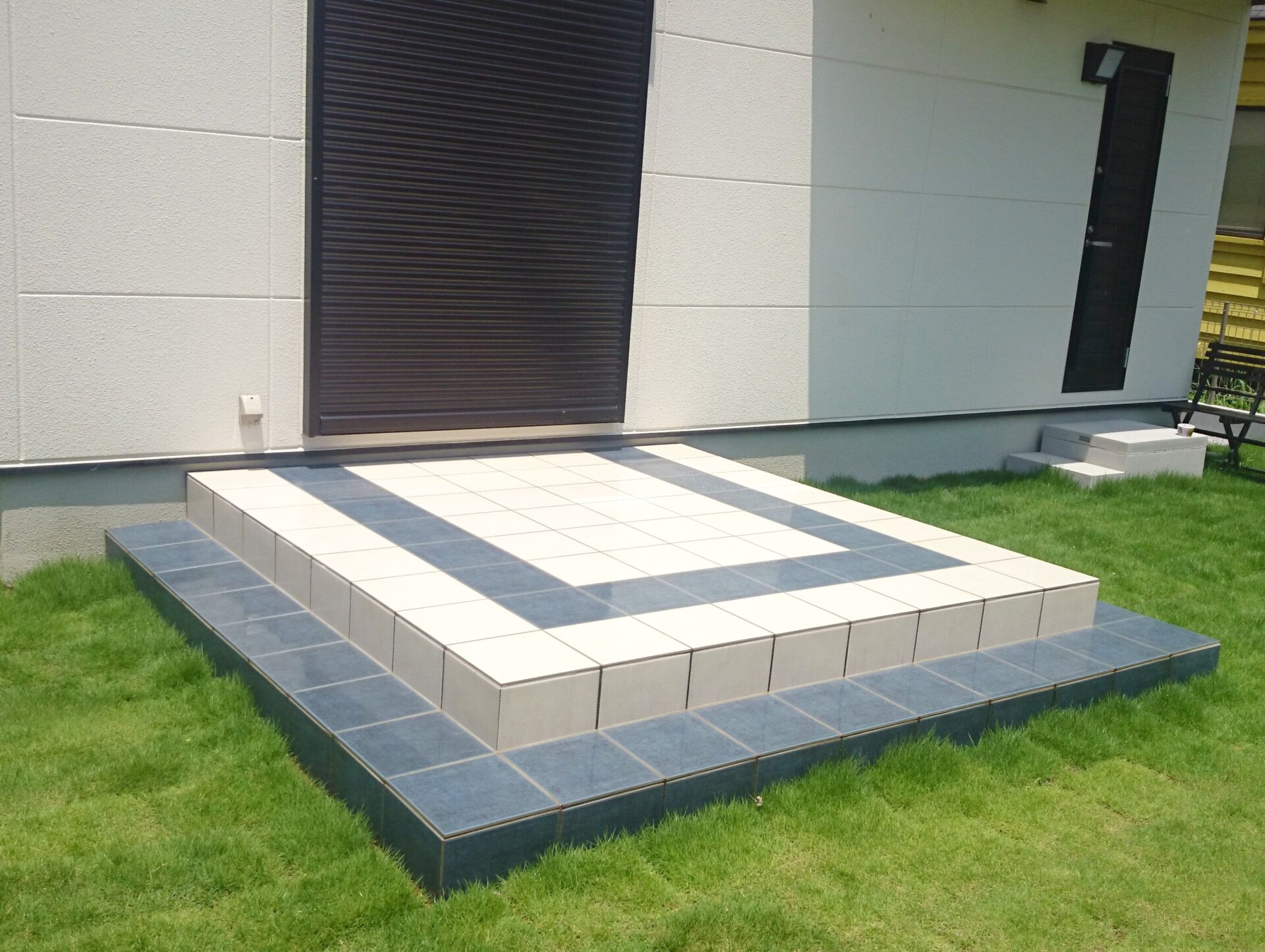 熊谷市　2枚の黒いウォールが目を引くスタイリッシュなオープン外構のデッキテラス