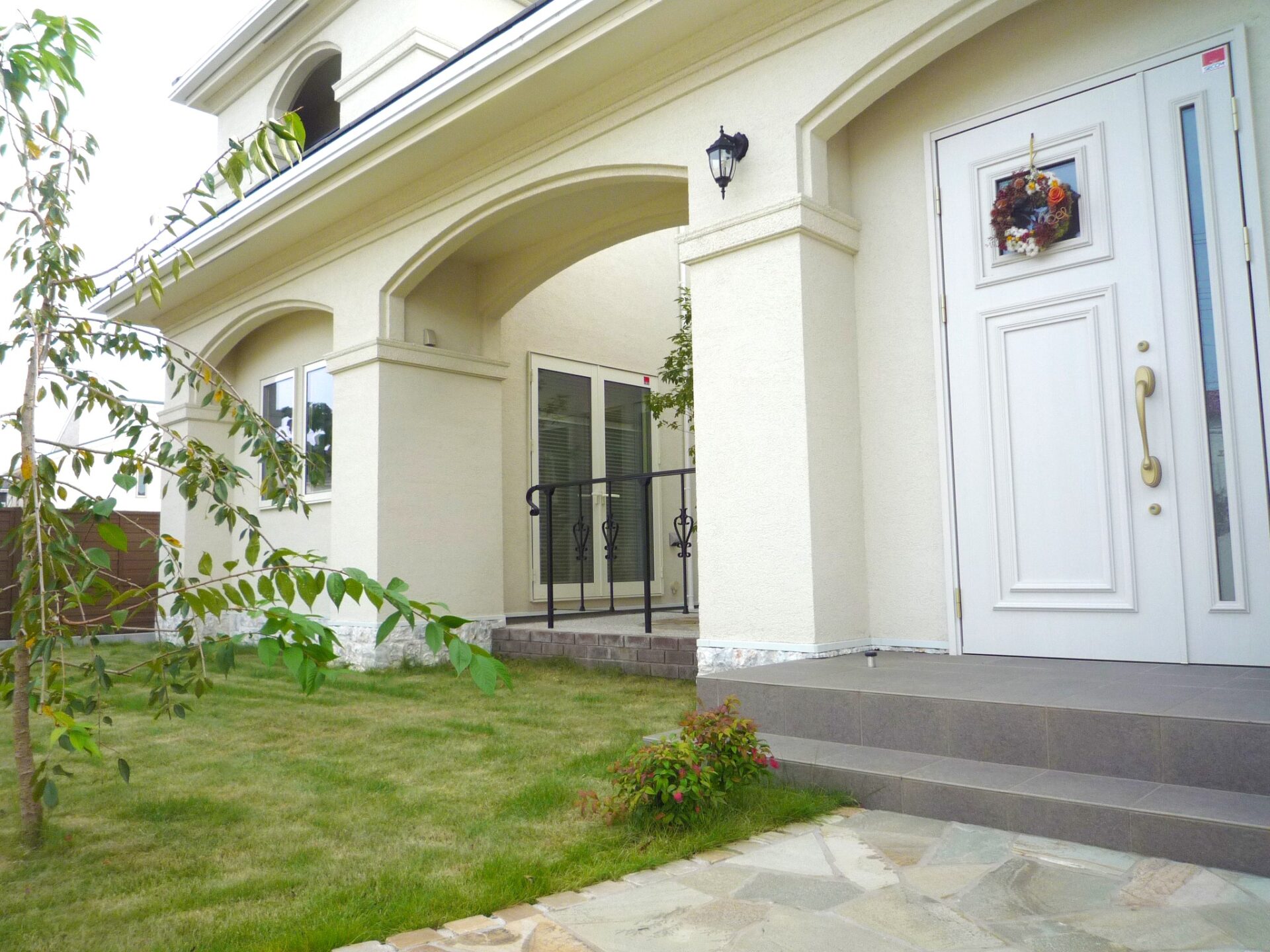 上尾市　和と洋のバランスが絶妙なプライベートガーデンの庭まわり