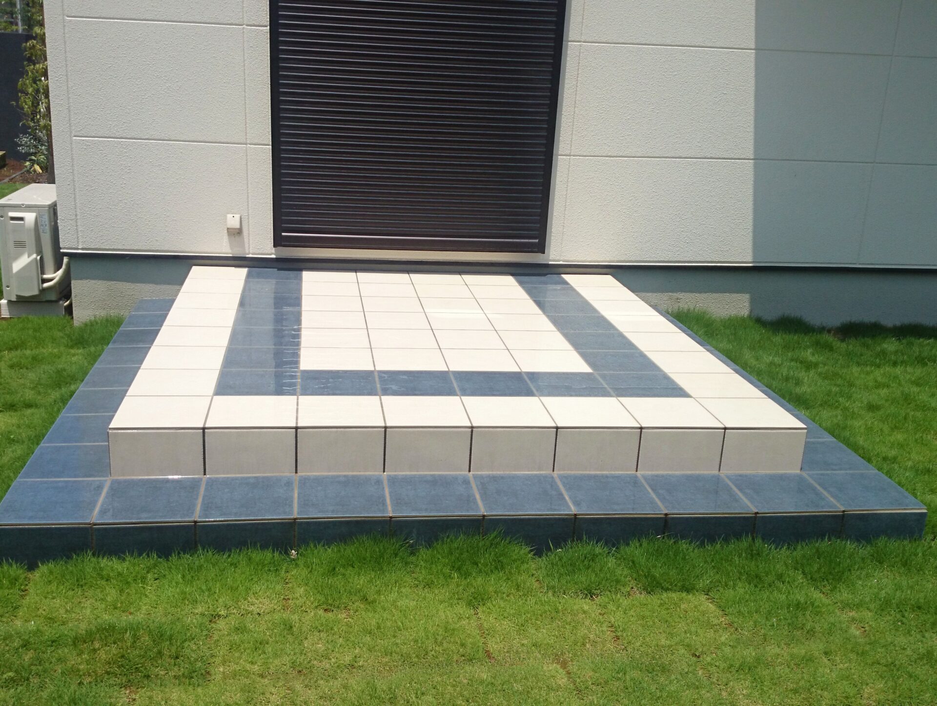 熊谷市　2枚の黒いウォールが目を引くスタイリッシュなオープン外構のタイルテラス