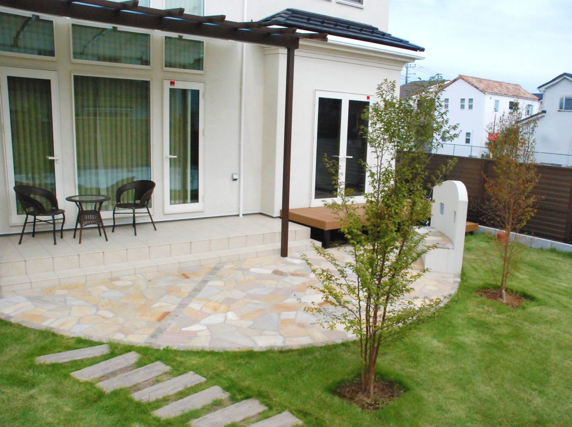 上尾市　和と洋のバランスが絶妙なプライベートガーデンのテラス