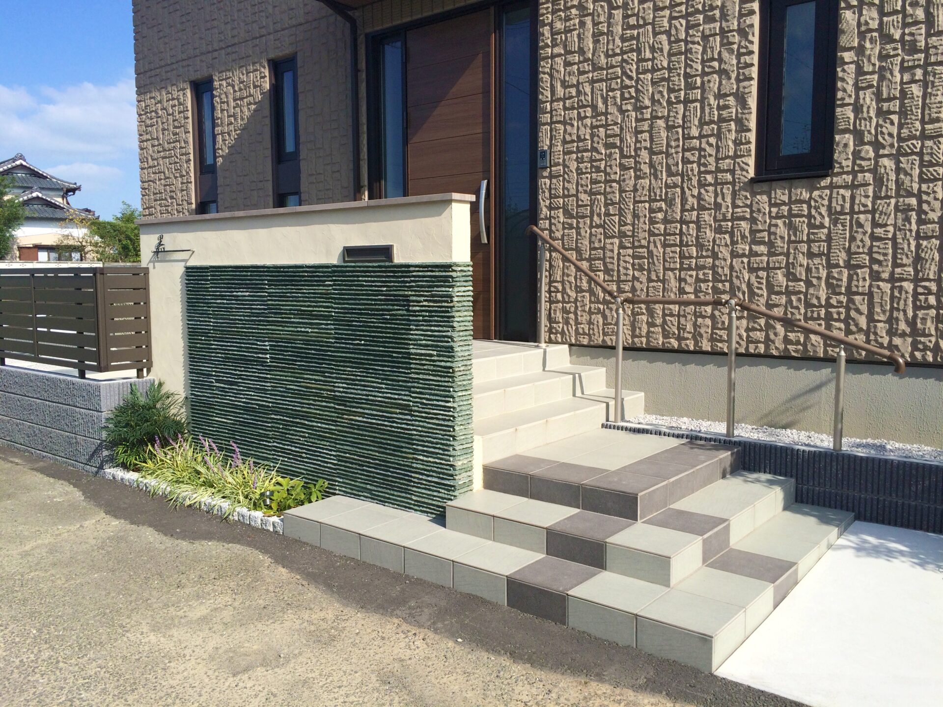 鴻巣市　石の質感の重厚感ある門塀が目を引くエクステリアの門まわり