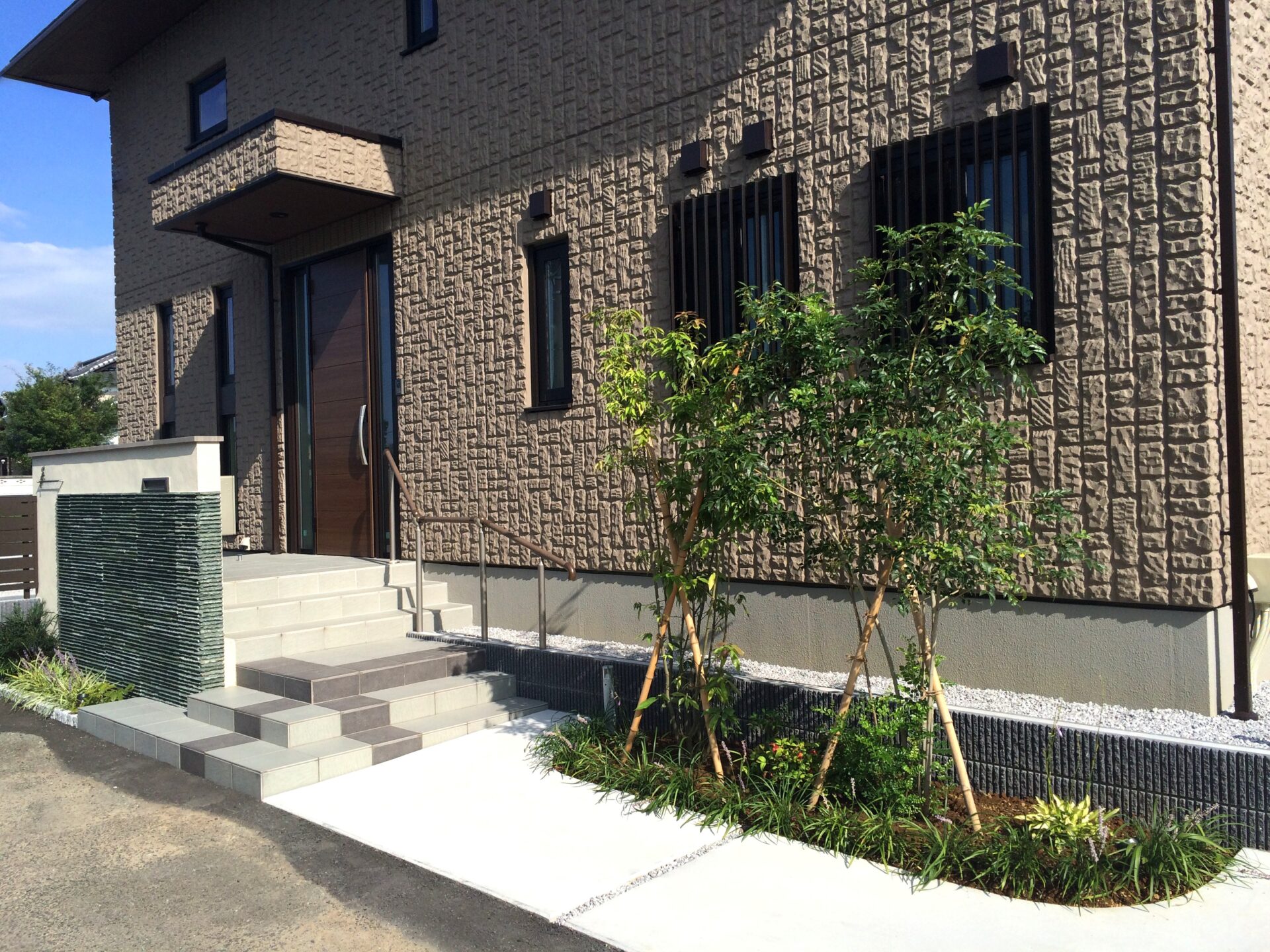 鴻巣市　石の質感の重厚感ある門塀が目を引くエクステリアのアプローチ