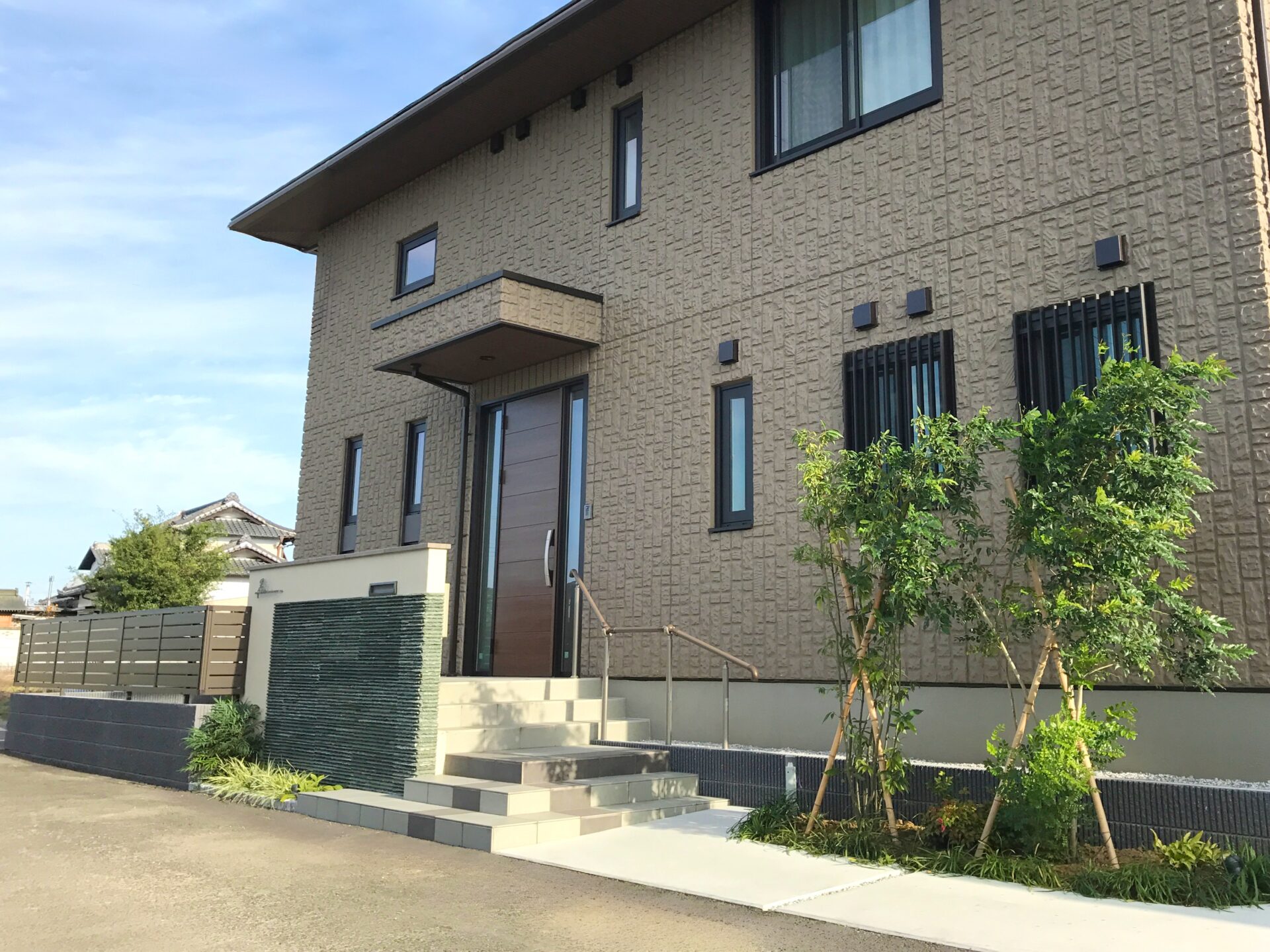 鴻巣市　石の質感の重厚感ある門塀が目を引くエクステリア