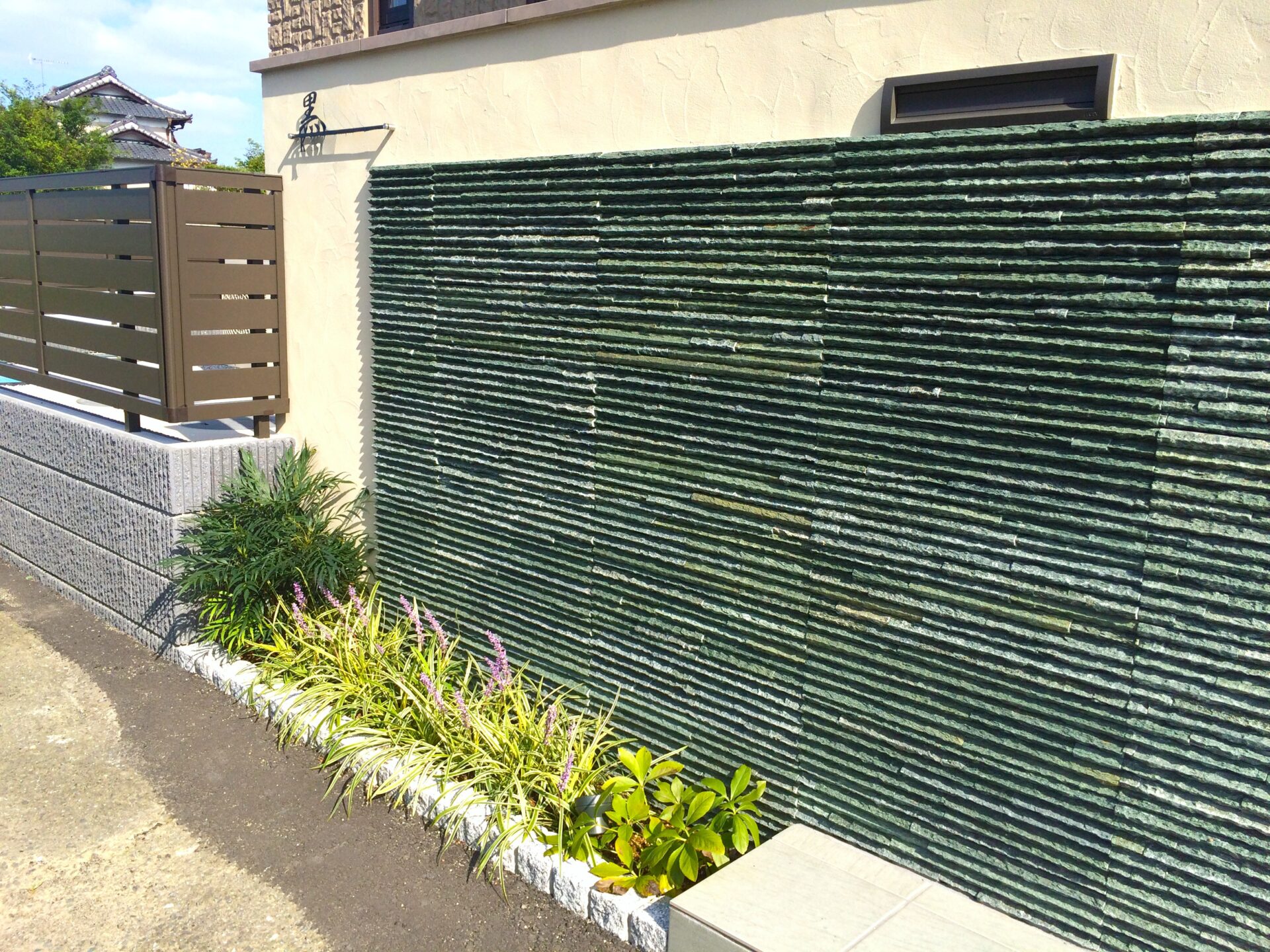 鴻巣市　石の質感の重厚感ある門塀が目を引くエクステリアの門柱石張り