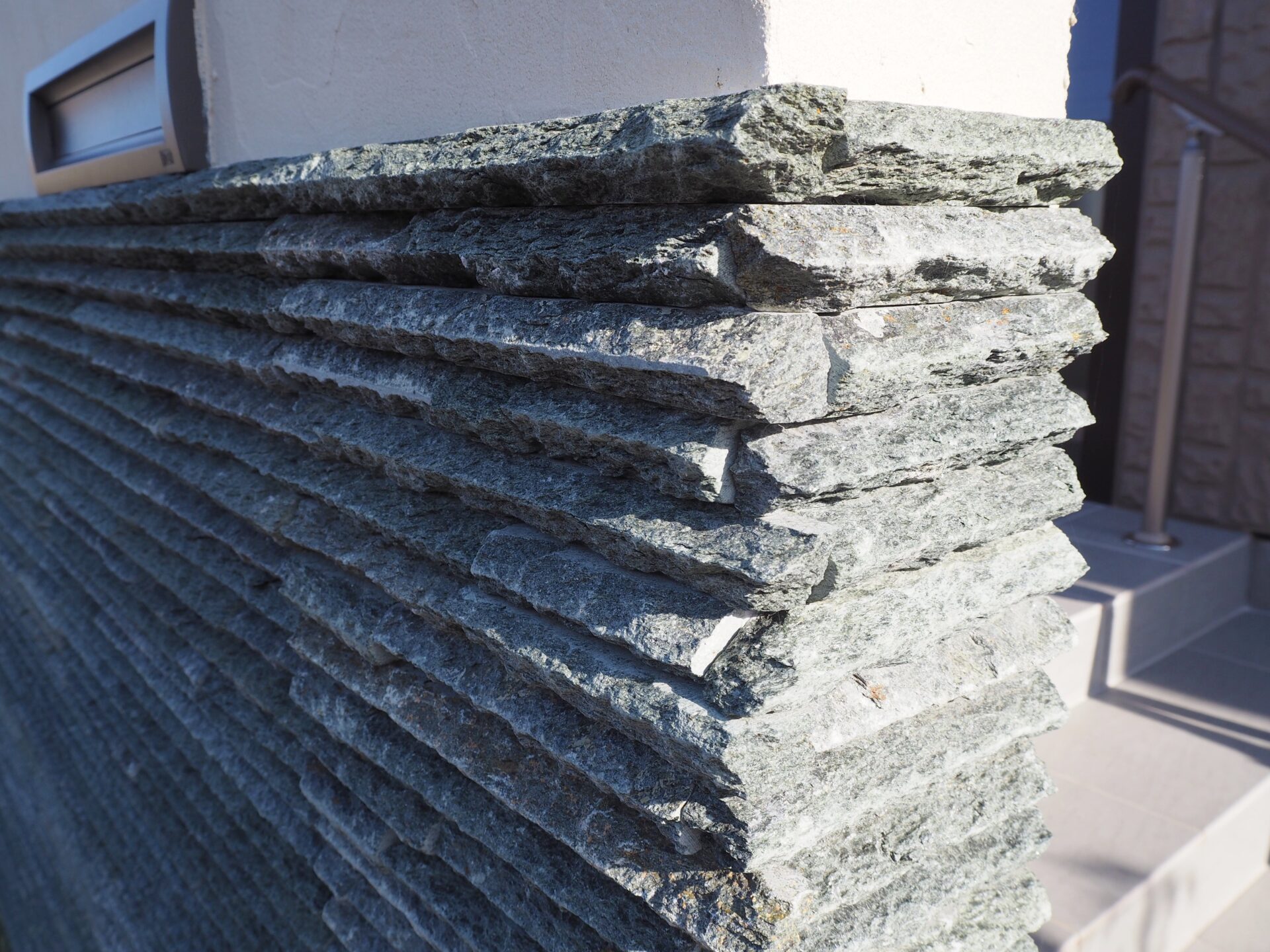 鴻巣市　石の質感の重厚感ある門塀が目を引くエクステリアの門柱石張りズーム