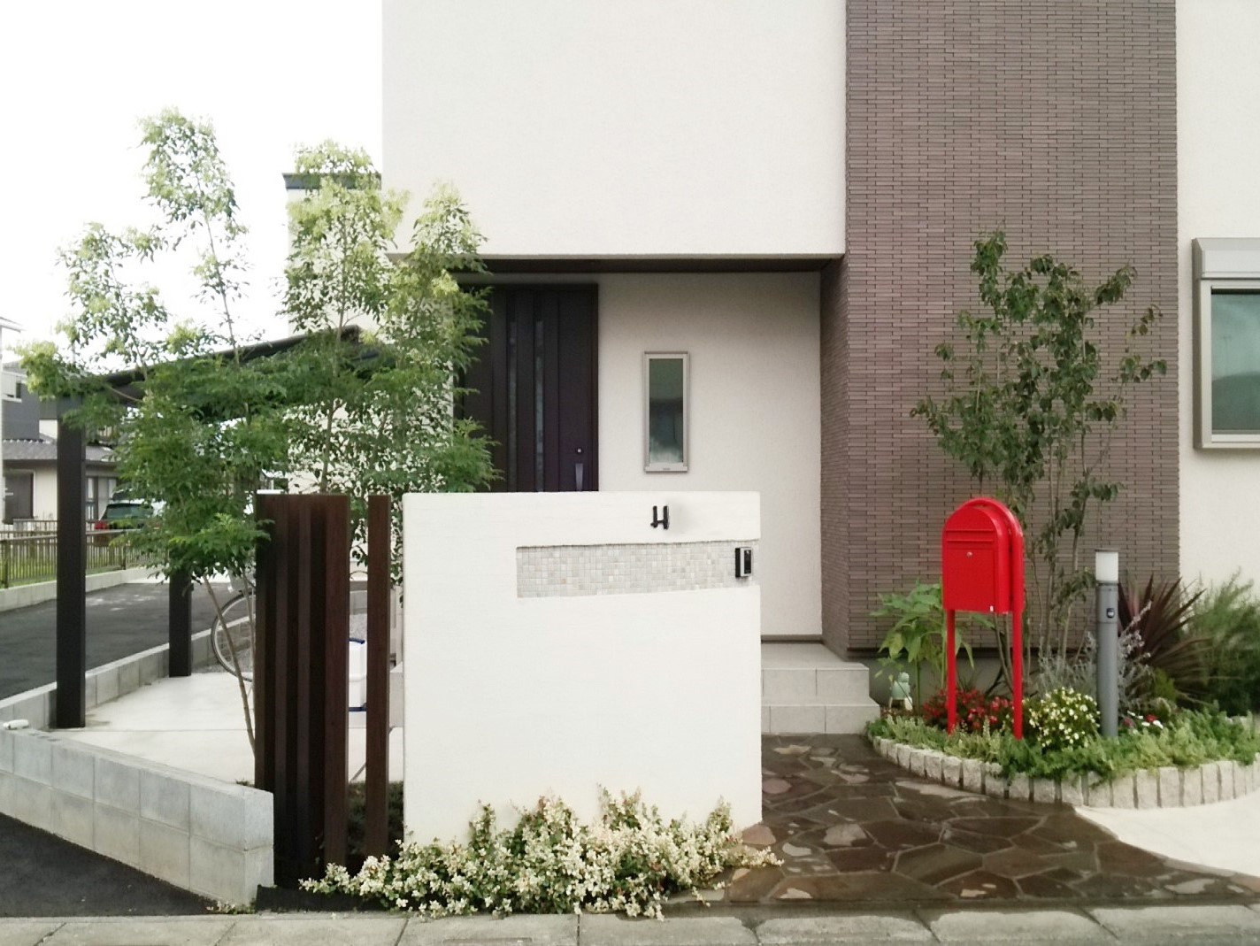 熊谷市　アクセント外壁と色調を統一したナチュラルな外構　