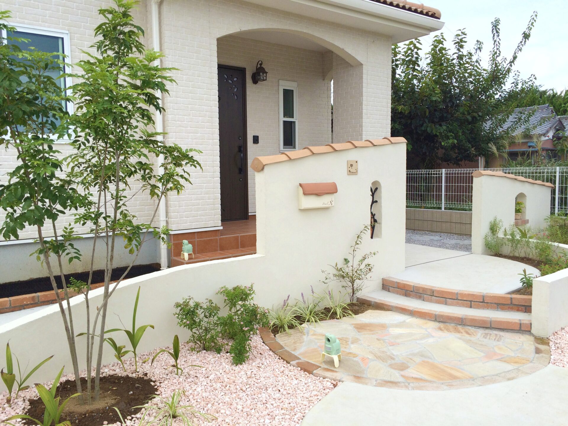 熊谷市 プロヴァンス風のやさしい色合いと曲線のお庭