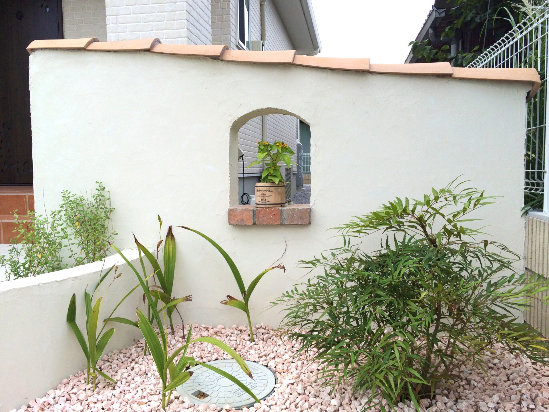 熊谷市のプロヴァンス風な新築外構の門柱飾り穴