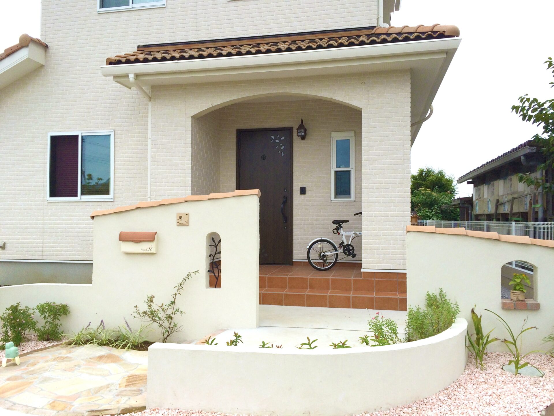 熊谷市のプロヴァンス風な新築外構玄関前