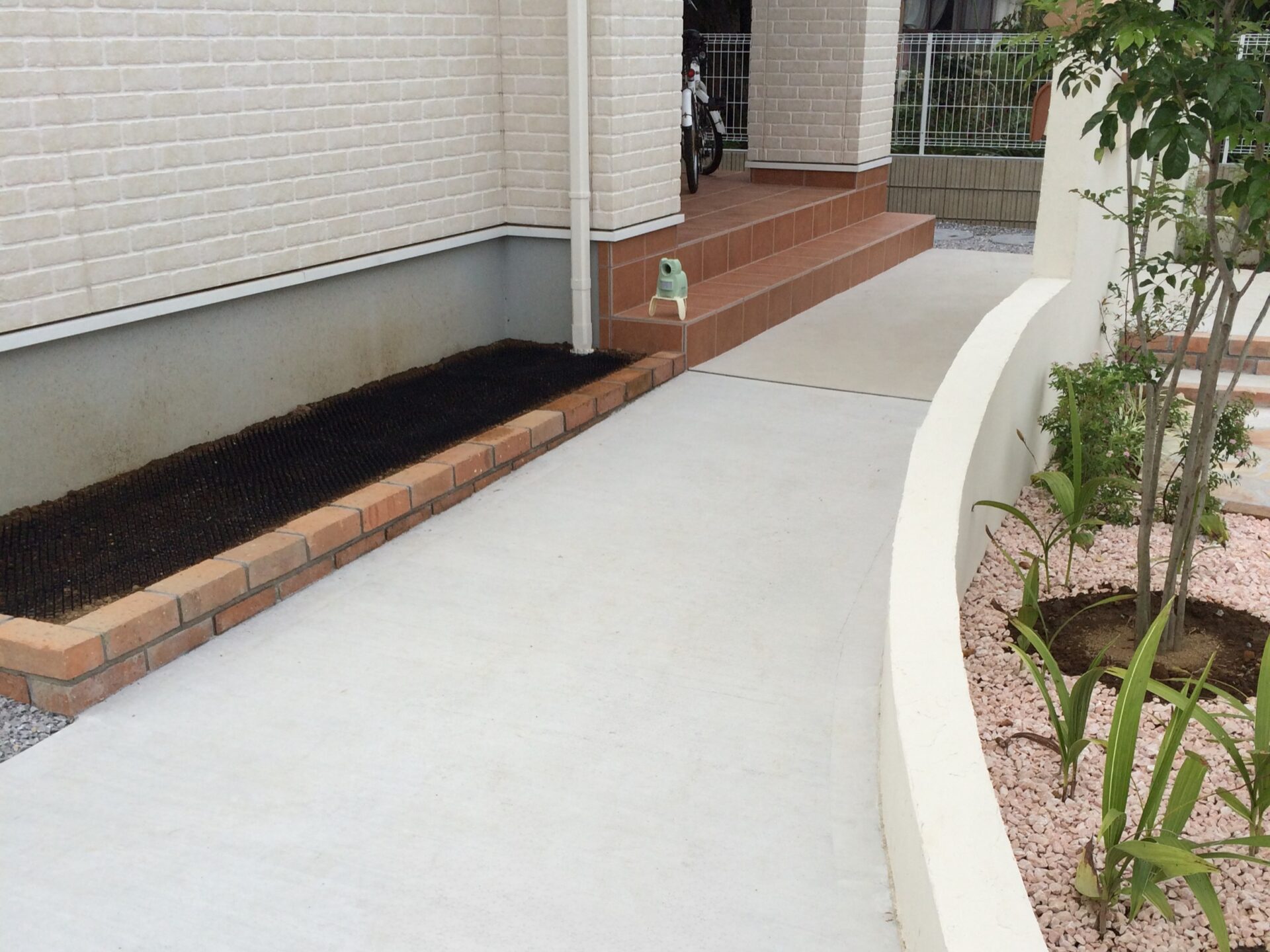 熊谷市のプロヴァンス風な新築外構のスロープ