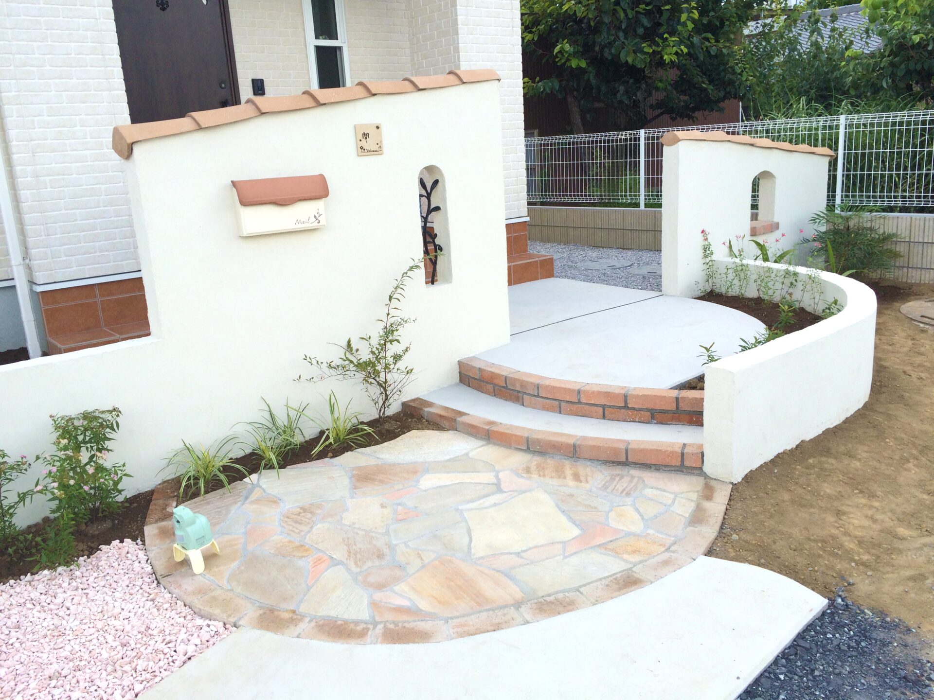 熊谷市のプロヴァンス風な新築外構のアプローチステップ