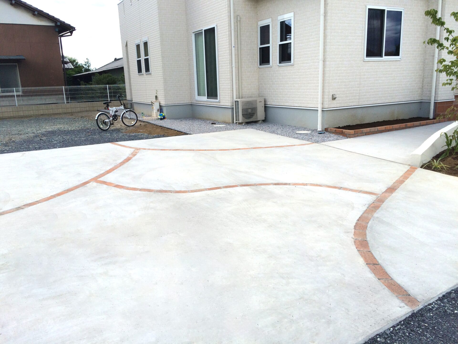 熊谷市のプロヴァンス風な新築外構の駐車スペース