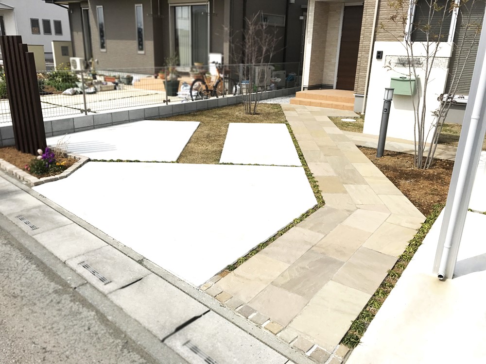 鴻巣市のこだわりの駐車スペースとクリーンでナチュラルな雰囲気のオープン外構の駐車場