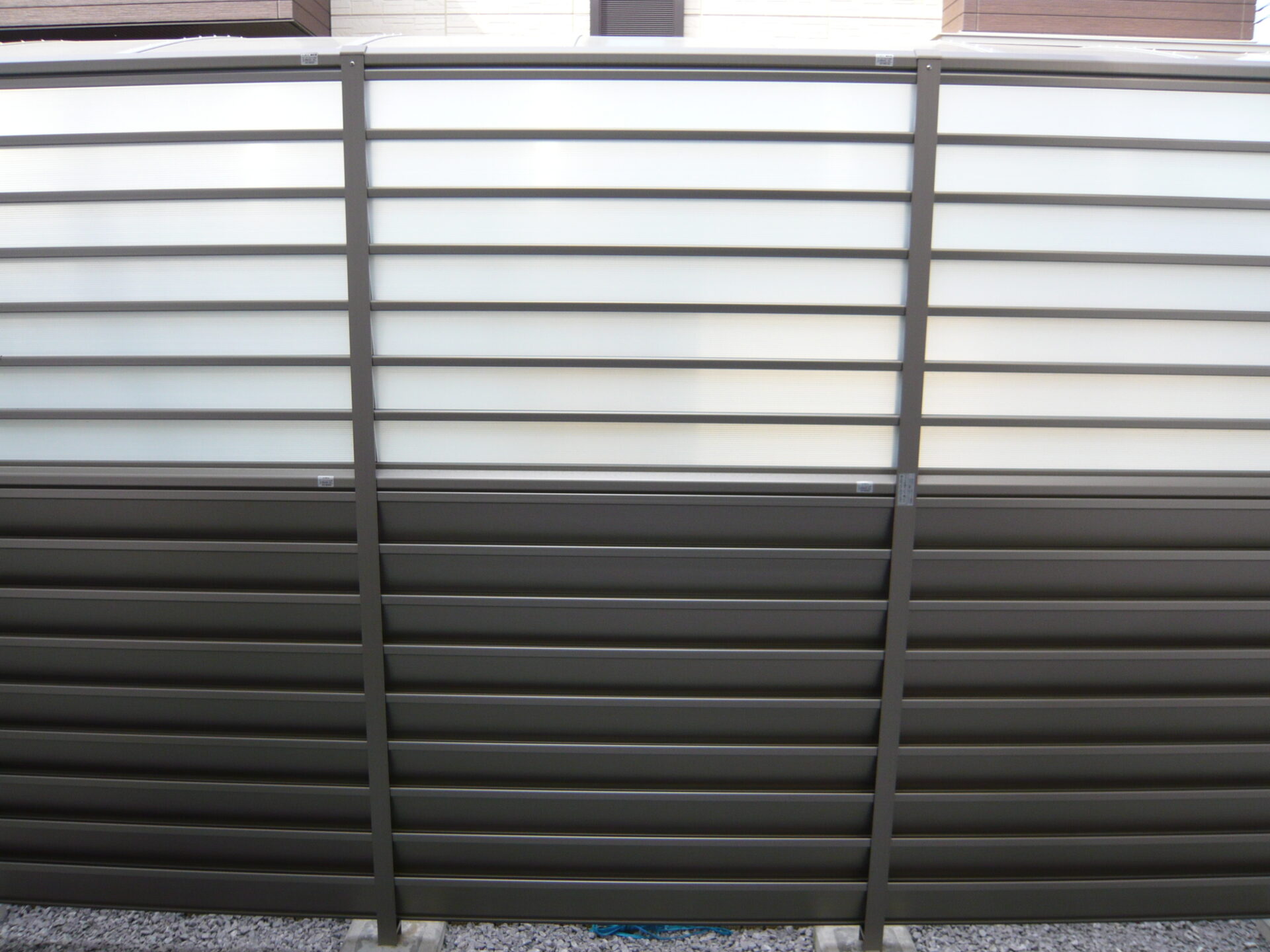 本庄市　目隠し効果と風を優しく 採りいれる採光ルーバー 「サニーブリーズフェンス」