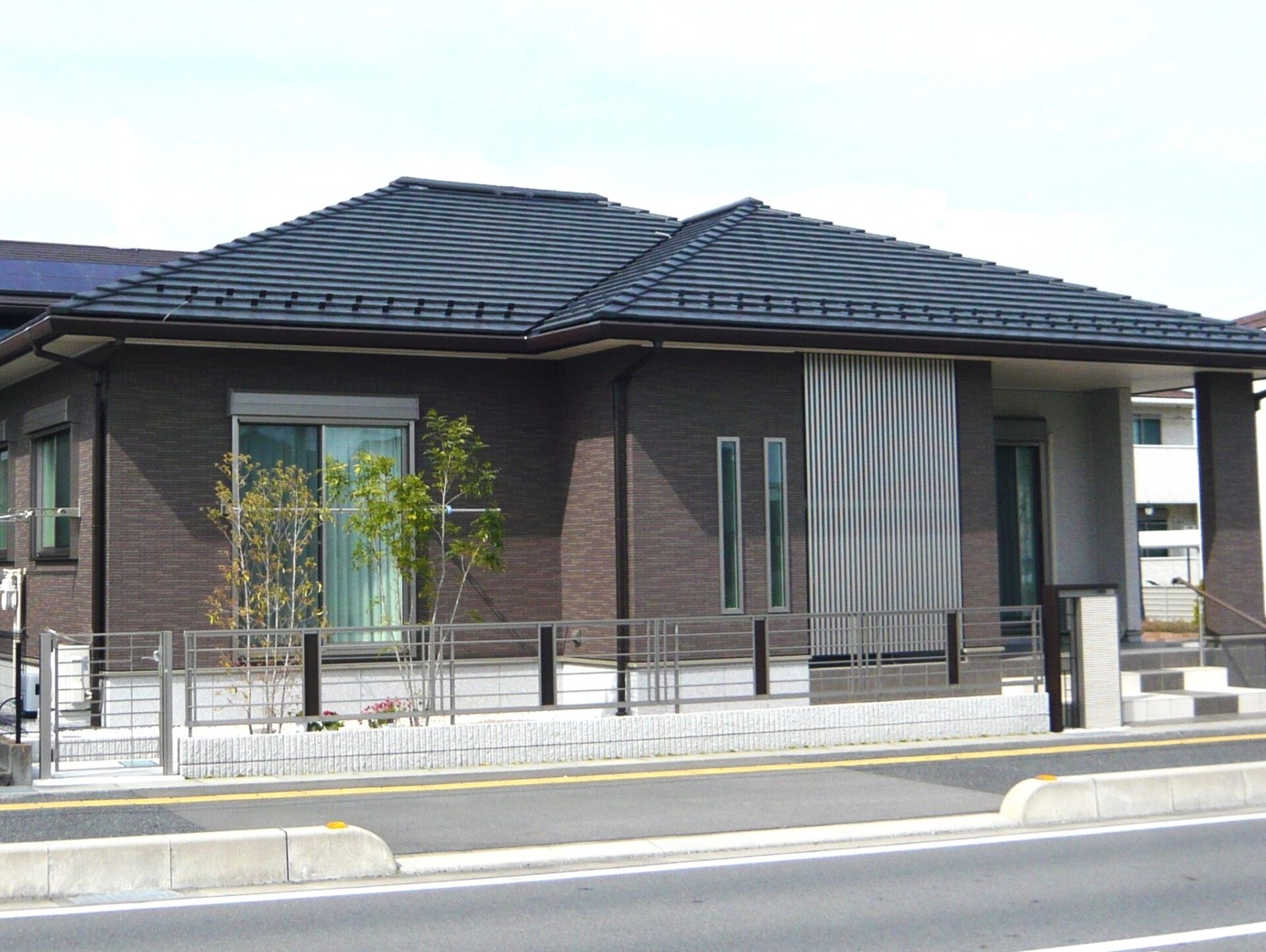 本庄市　建物に合わせたシャープでモダンな直線美の外構