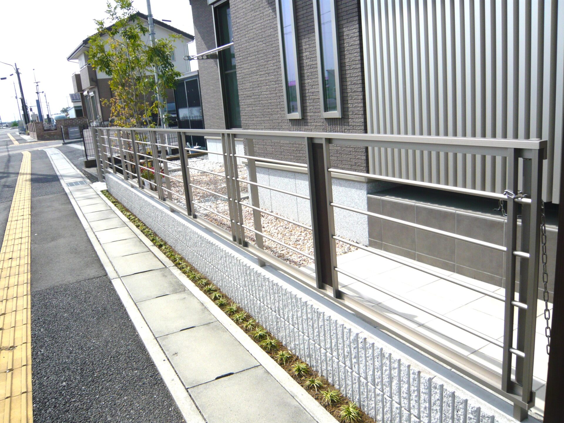 本庄市のシンプルモダンな新築外構