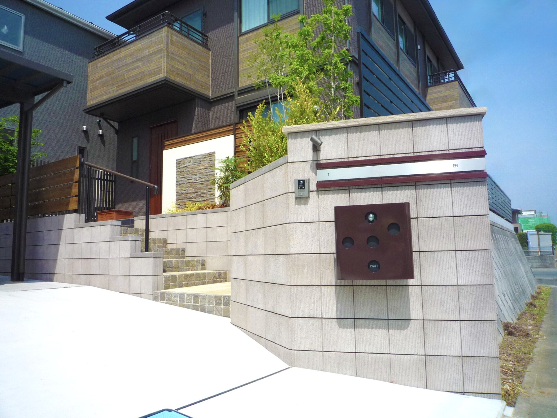 滑川町　高低差が映える建物との調和したエクステリアの門まわり