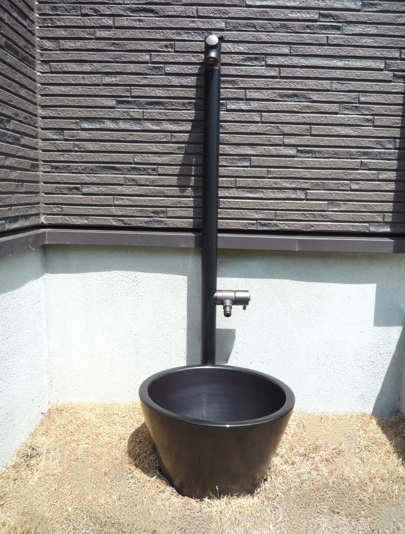 滑川町　高低差が映える建物との調和したエクステリアの立水栓