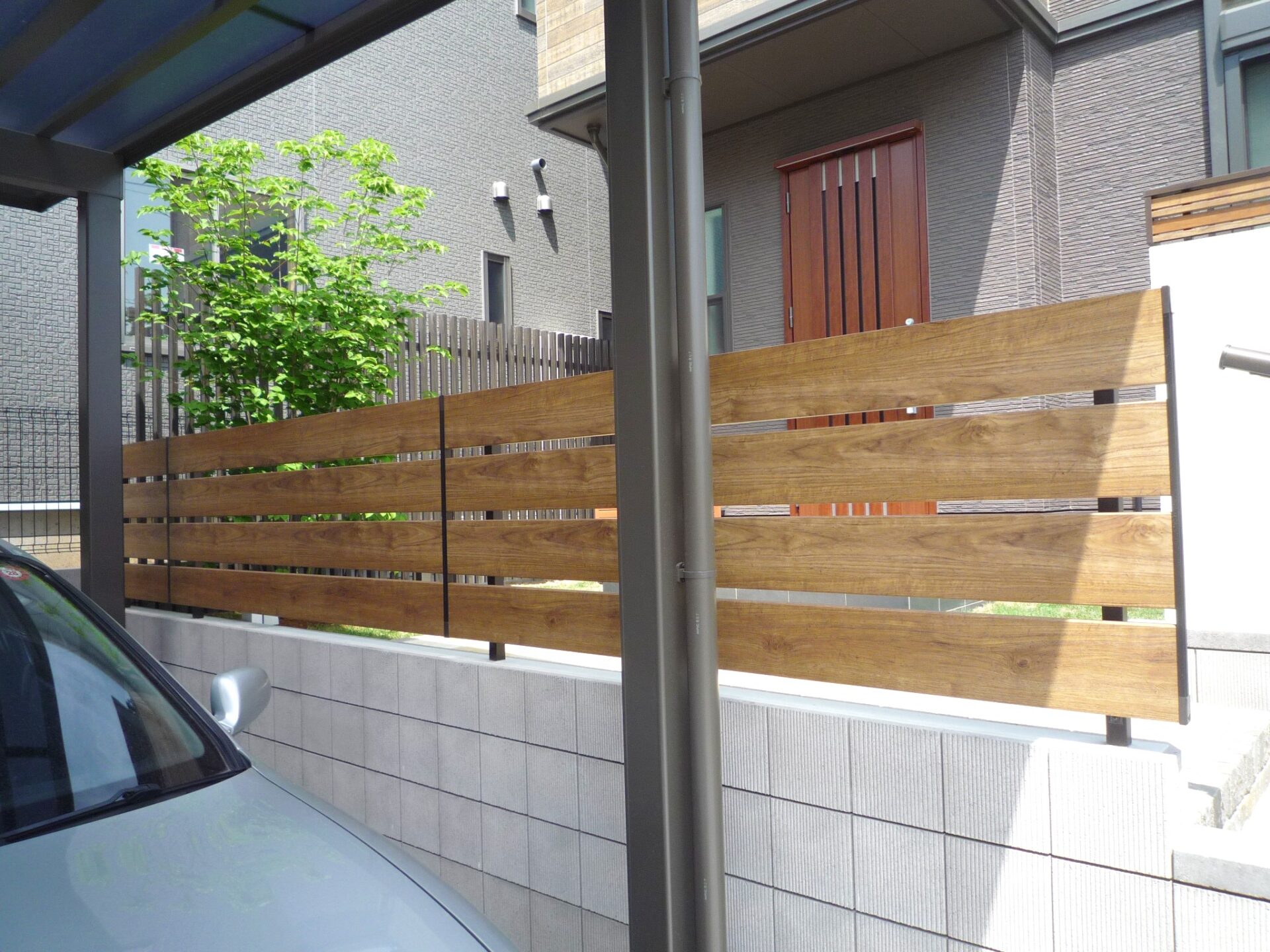 滑川町　高低差が映える建物との調和したエクステリアの駐車場側目隠しフェンス